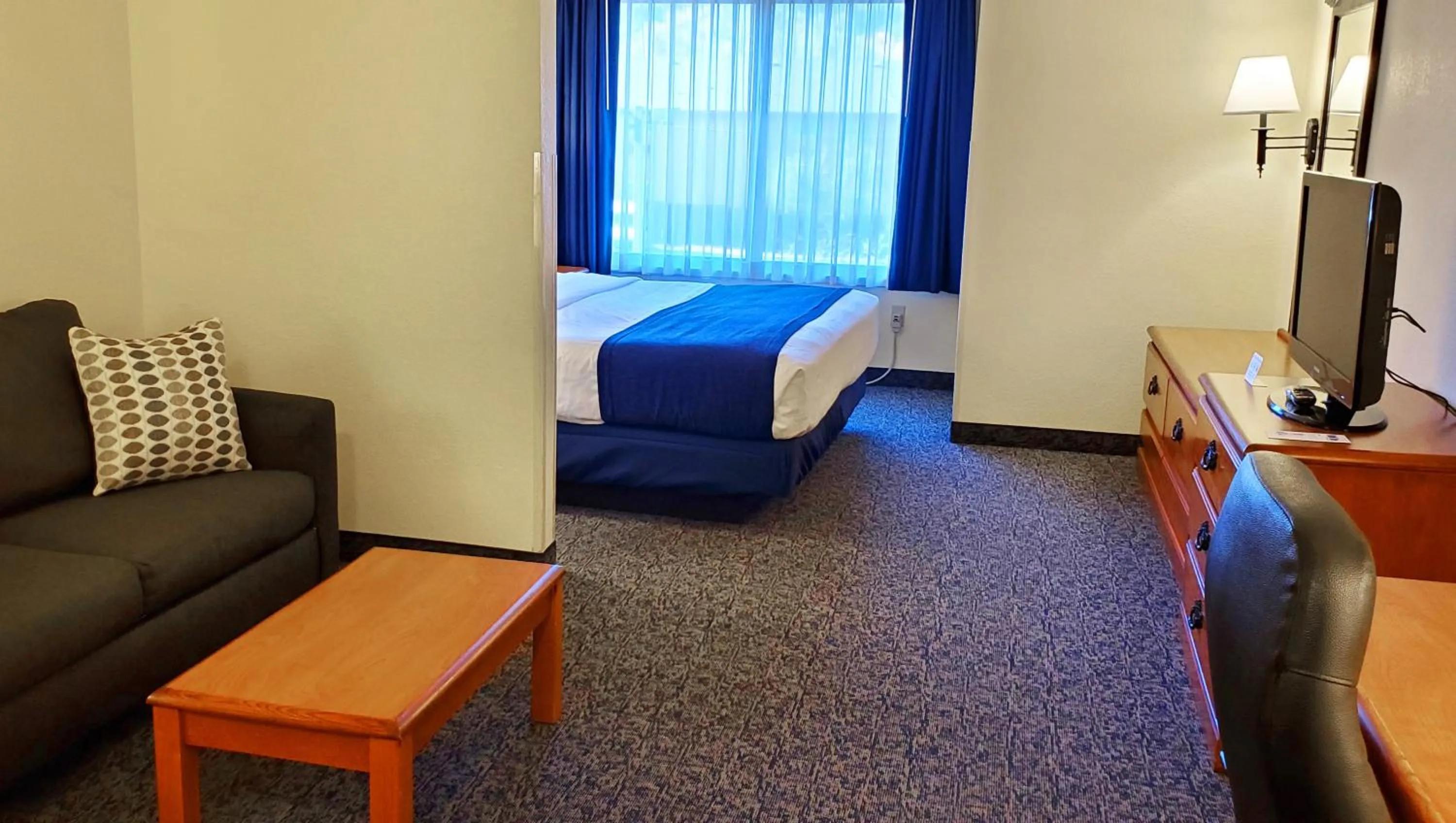 Bedroom, Bed in Magnuson Grand Pikes Peak