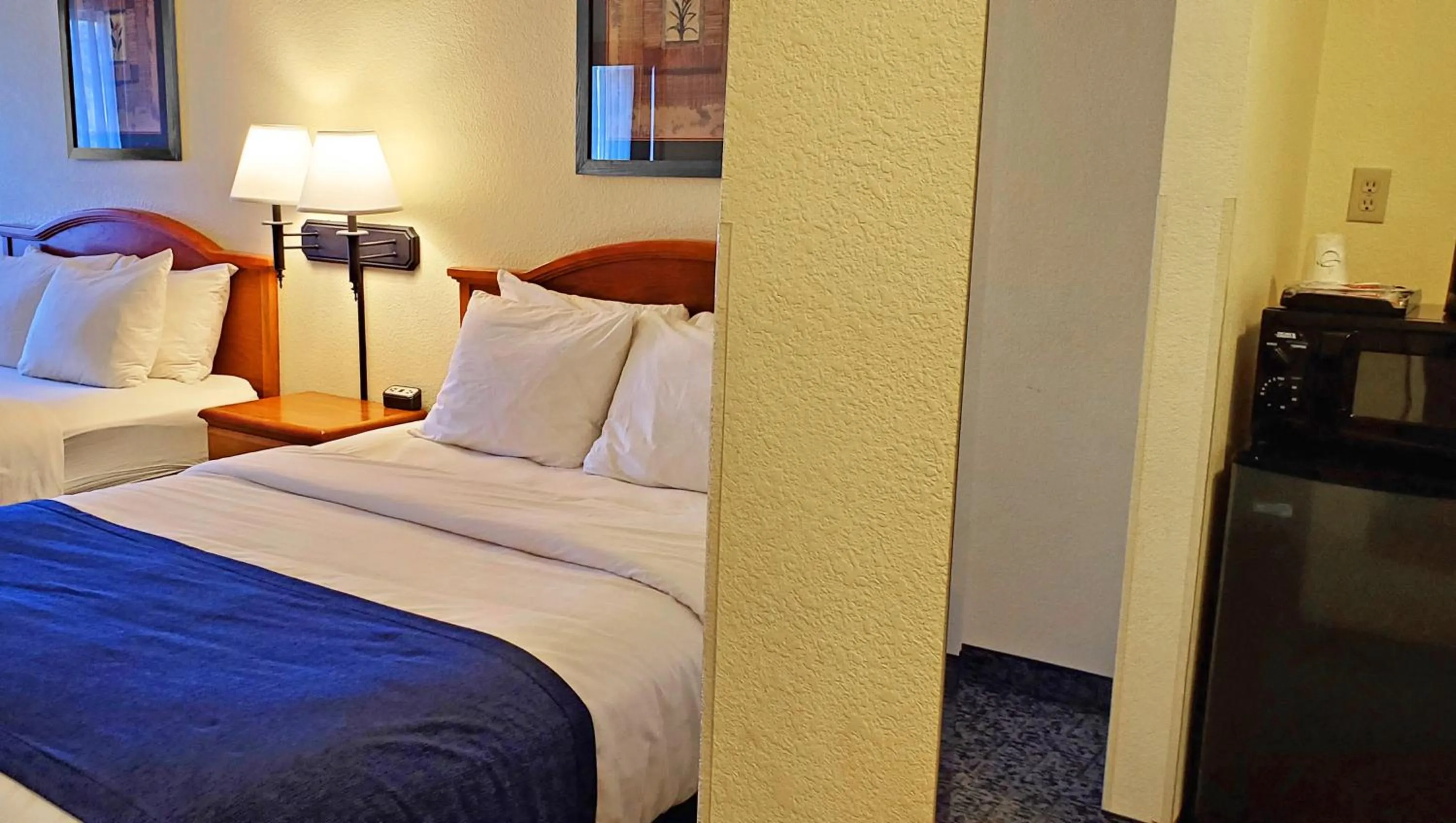 Bedroom, Bed in Magnuson Grand Pikes Peak