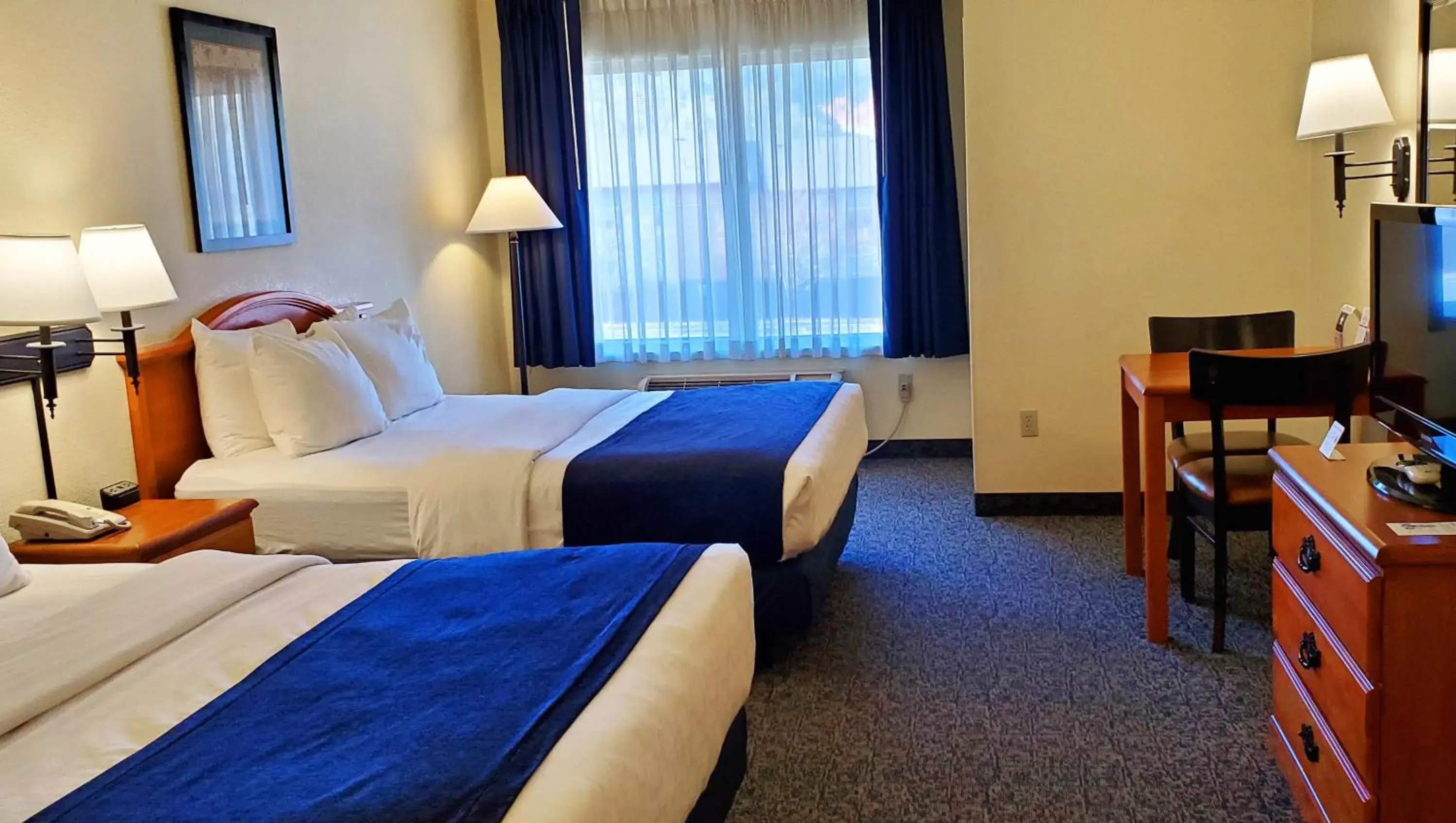 Quadruple Room with Mountain View in Magnuson Grand Pikes Peak Quadruple Room with Mountain View in Magnuson Grand Pikes Peak