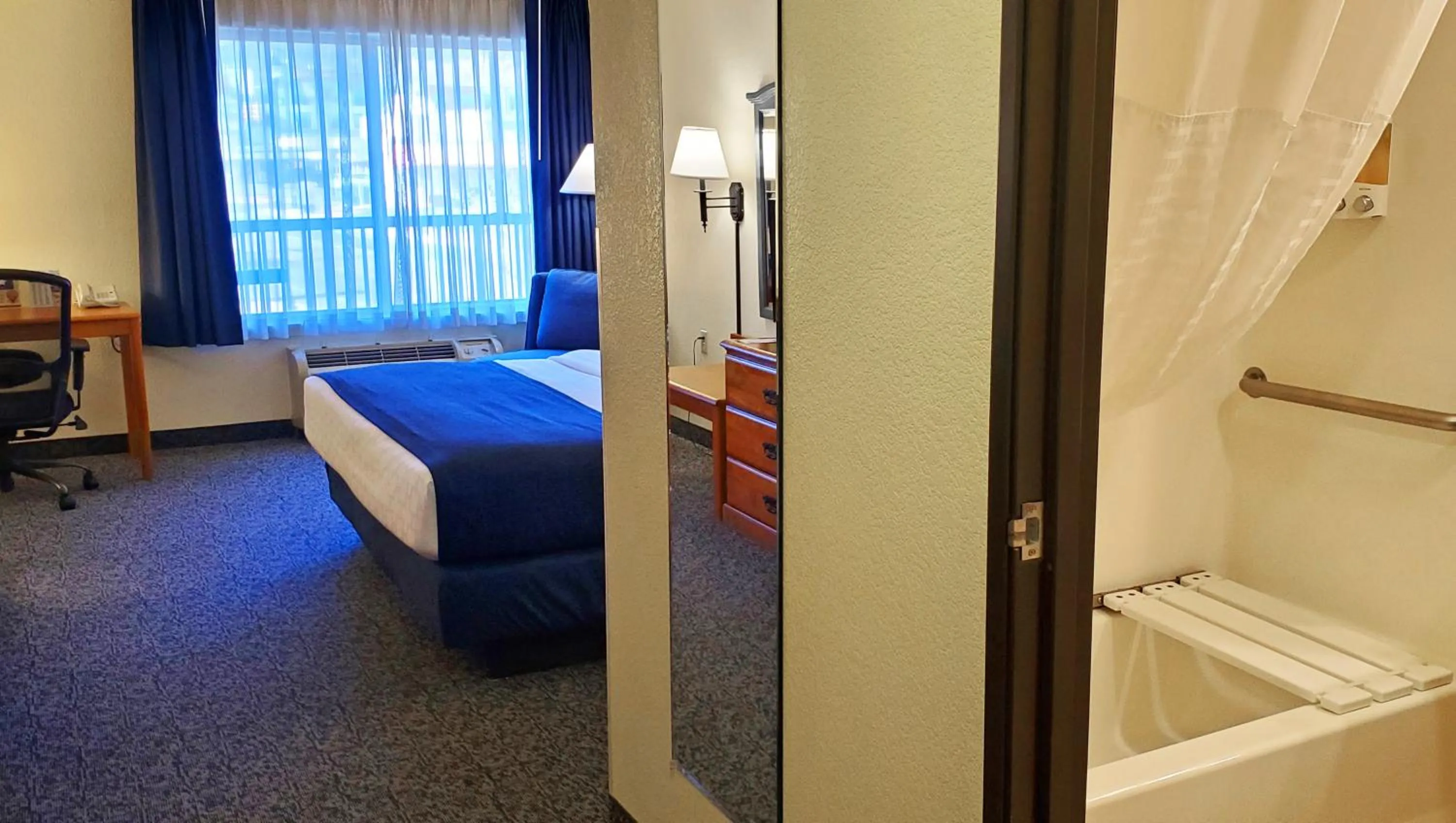 Bed in Magnuson Grand Pikes Peak