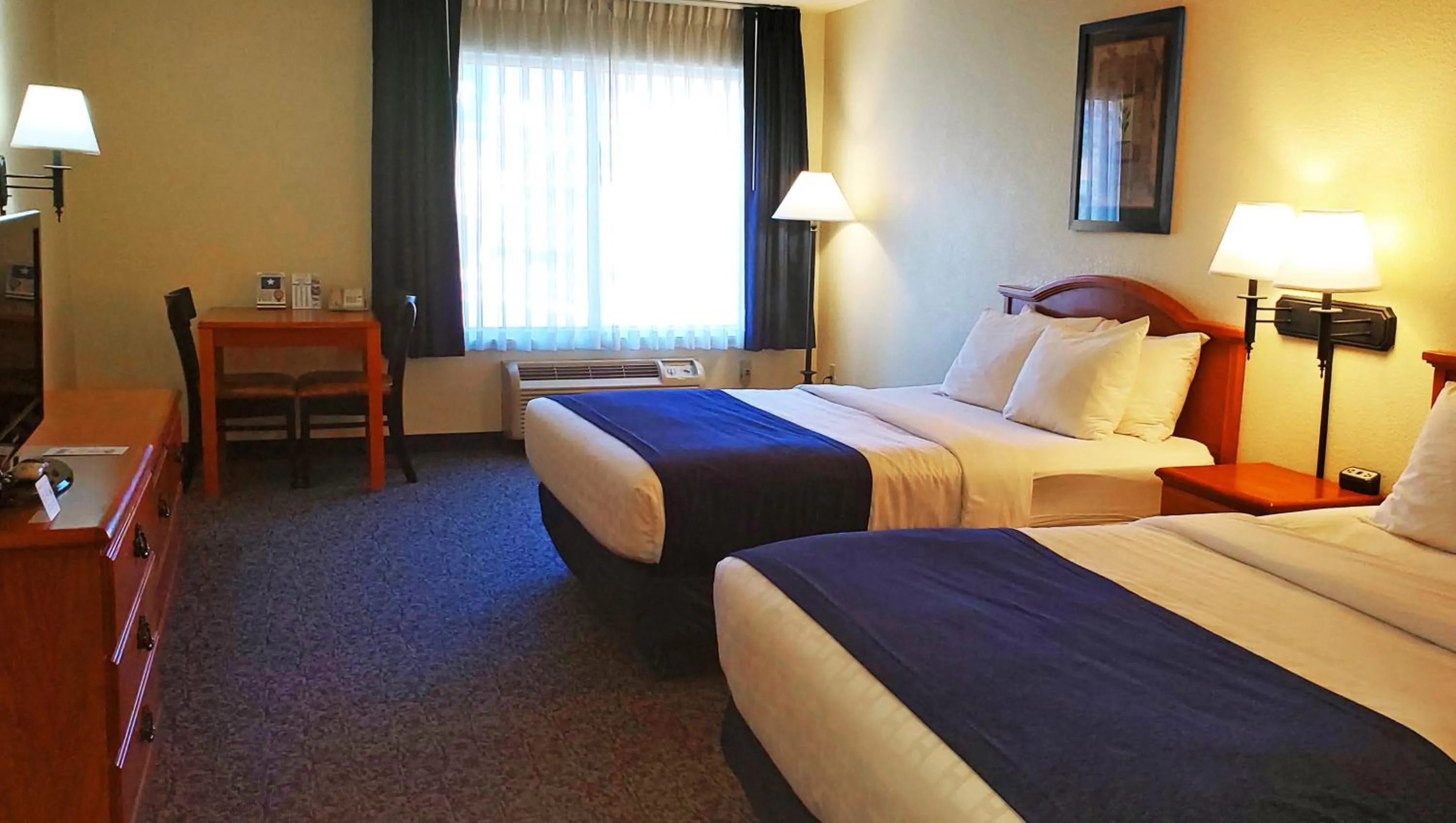 Bedroom, Bed in Magnuson Grand Pikes Peak