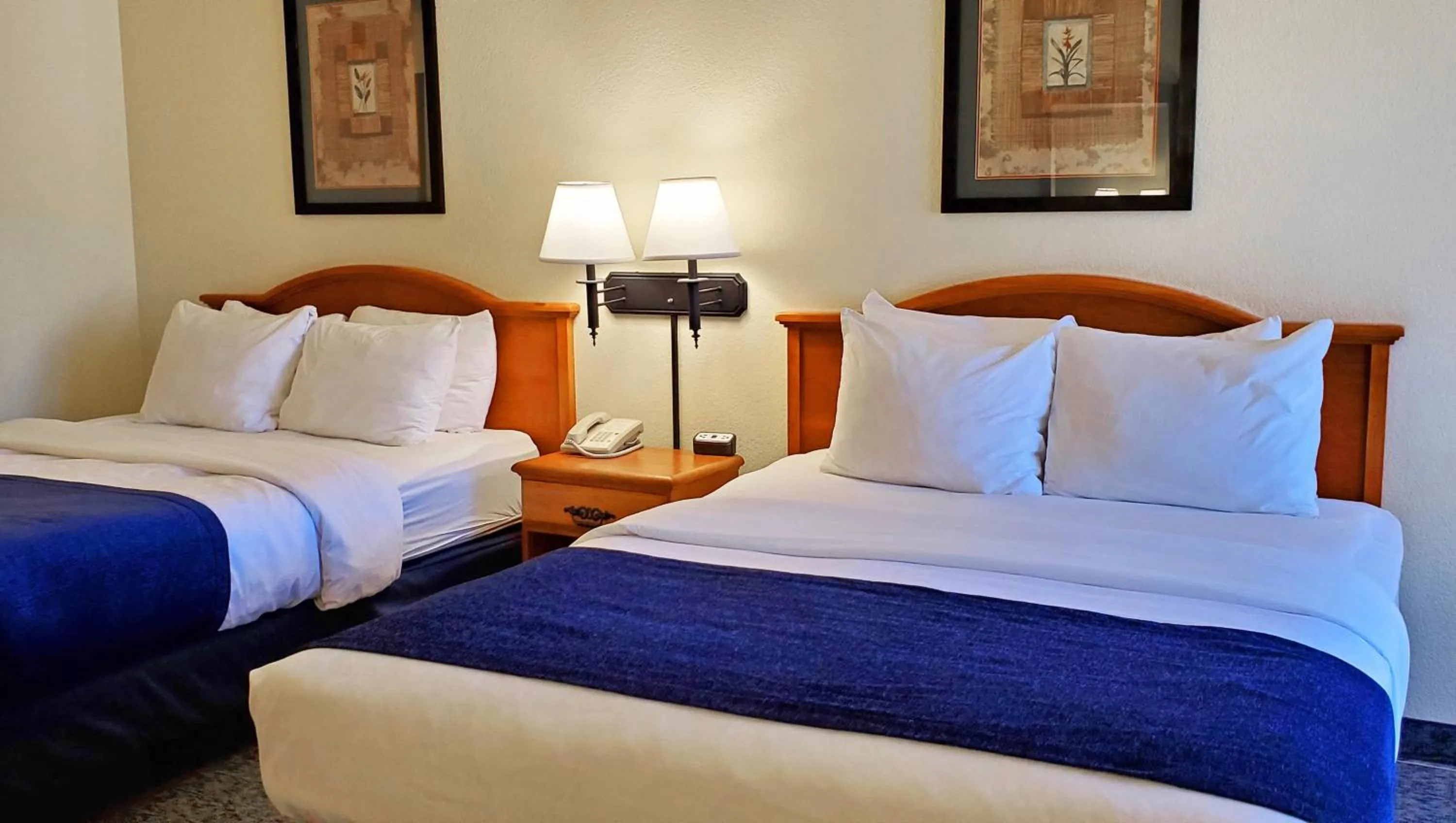 Bedroom, Bed in Magnuson Grand Pikes Peak