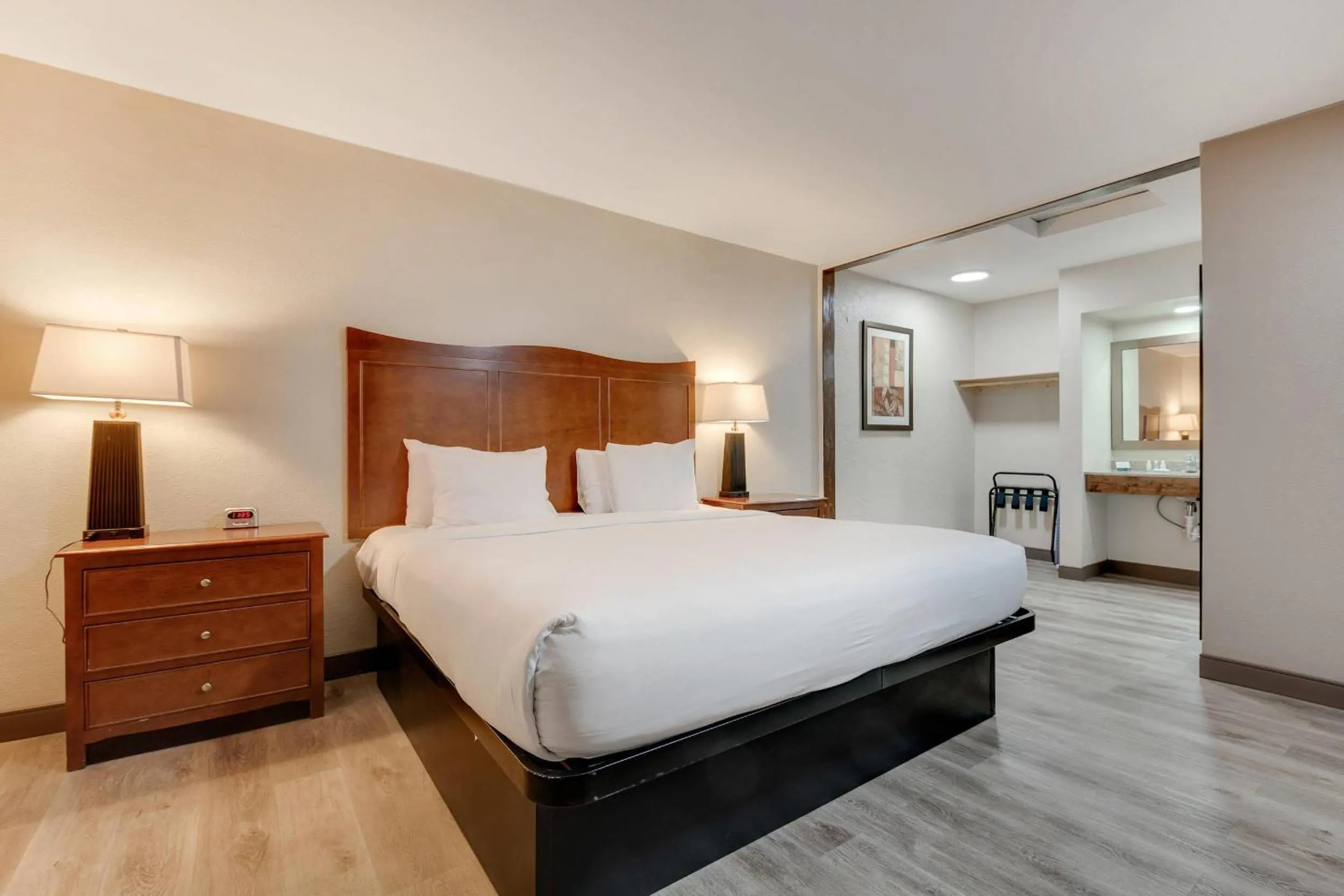 Bedroom, Bed in Suburban Studios near Mesa Verde