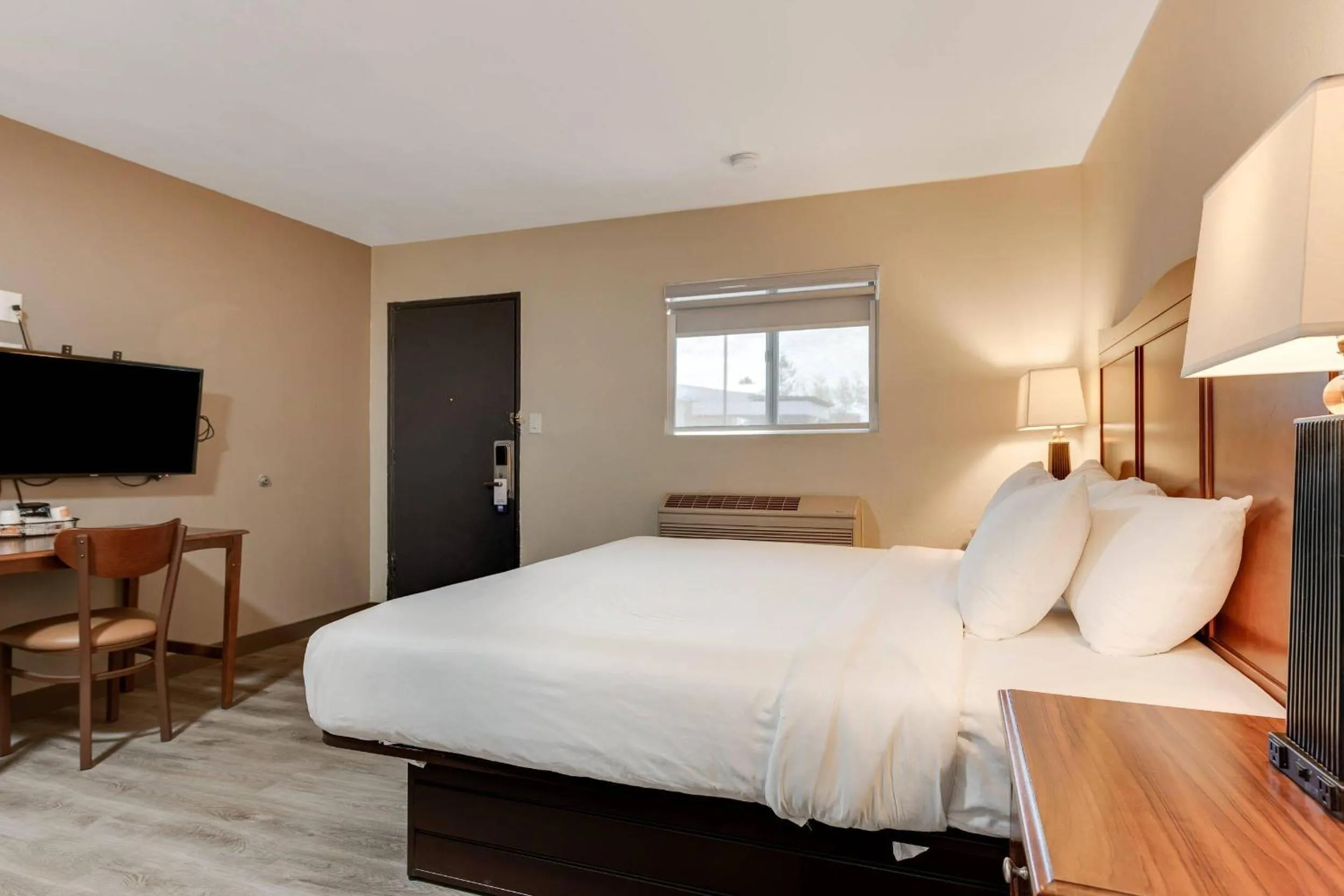 Bedroom, Bed in Suburban Studios near Mesa Verde