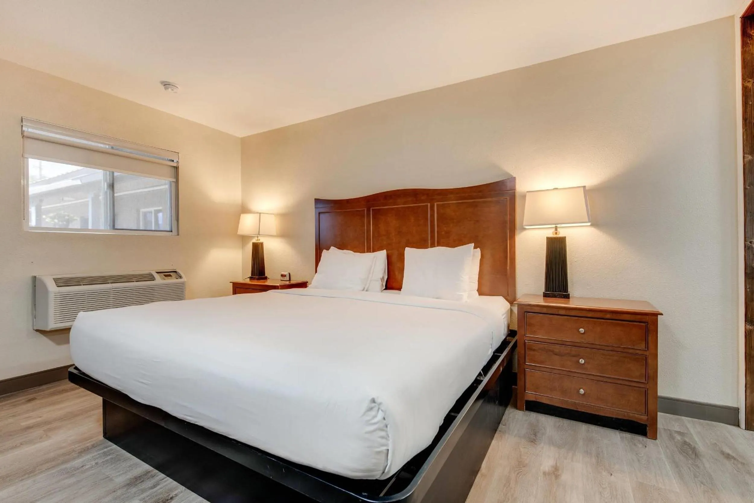 Bedroom, Bed in Suburban Studios near Mesa Verde