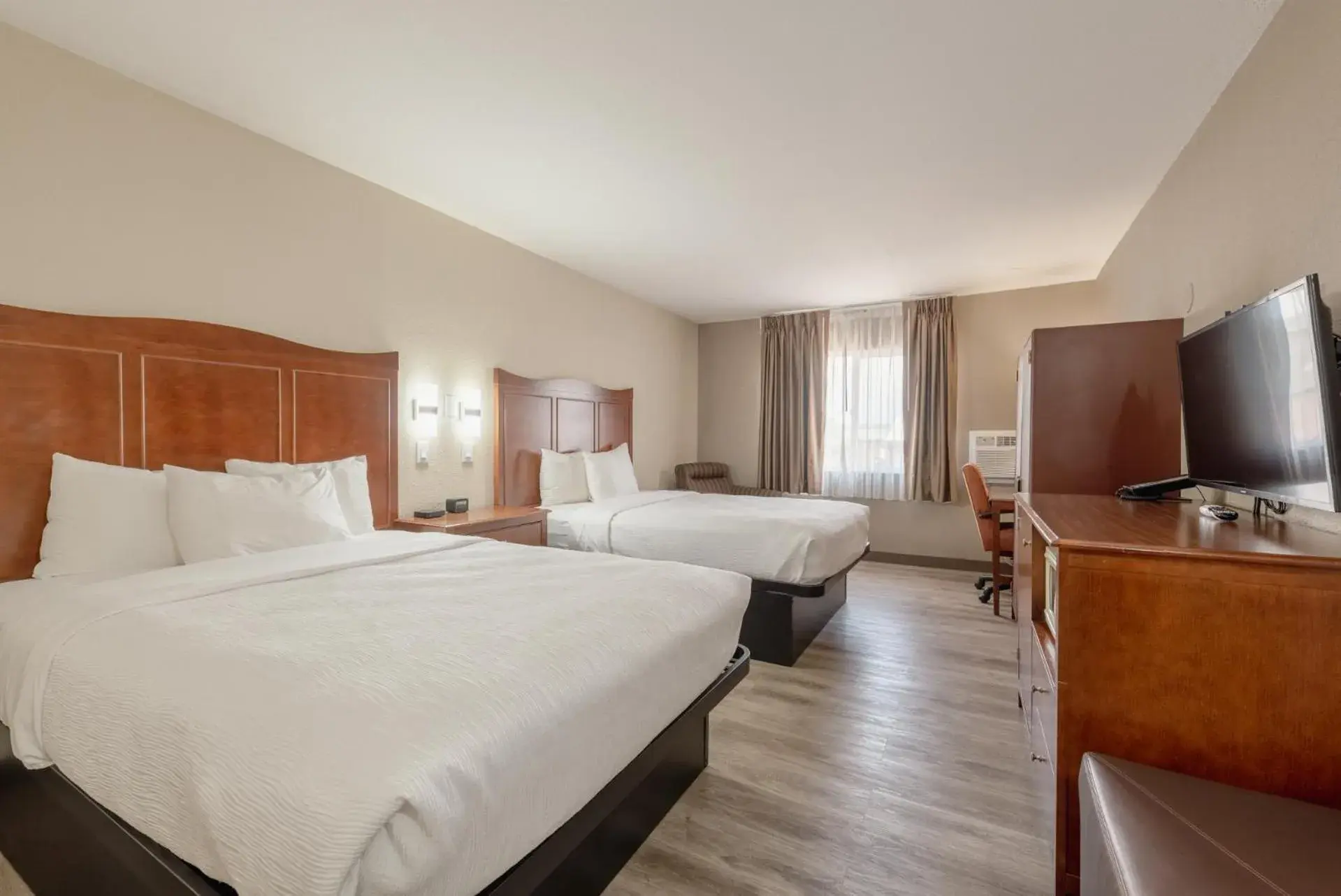 Double Room with Two Double Beds - Non-Smoking in Suburban Studios near Mesa Verde Double Room with Two Double Beds - Non-Smoking in Suburban Studios near Mesa Verde