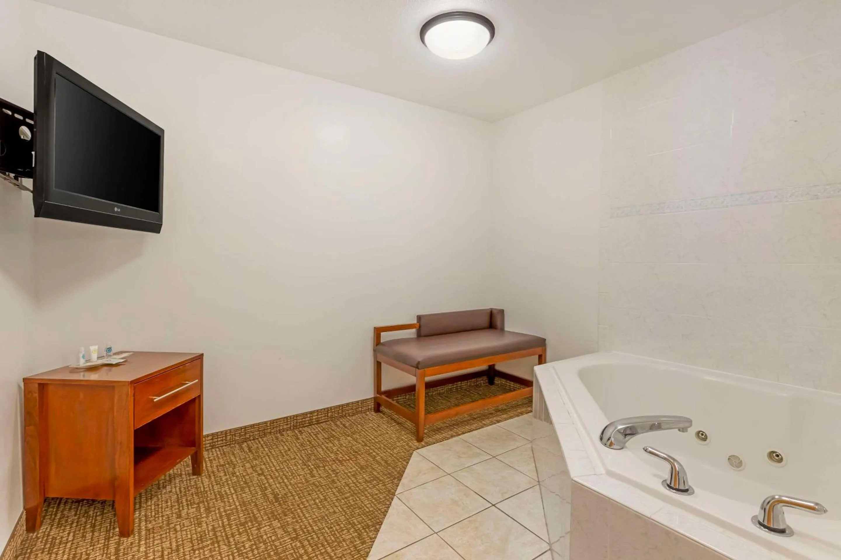 Bedroom in Comfort Suites Longmont