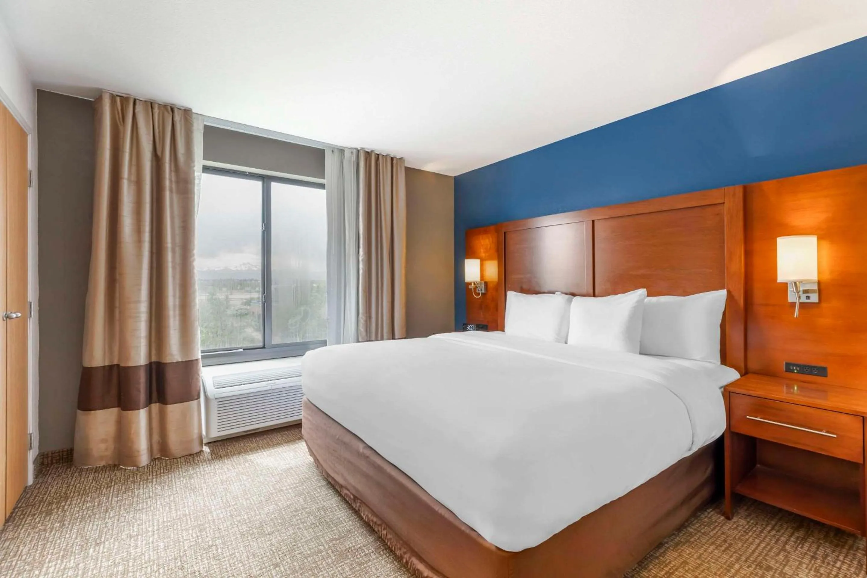 Bedroom, Bed in Comfort Suites Longmont