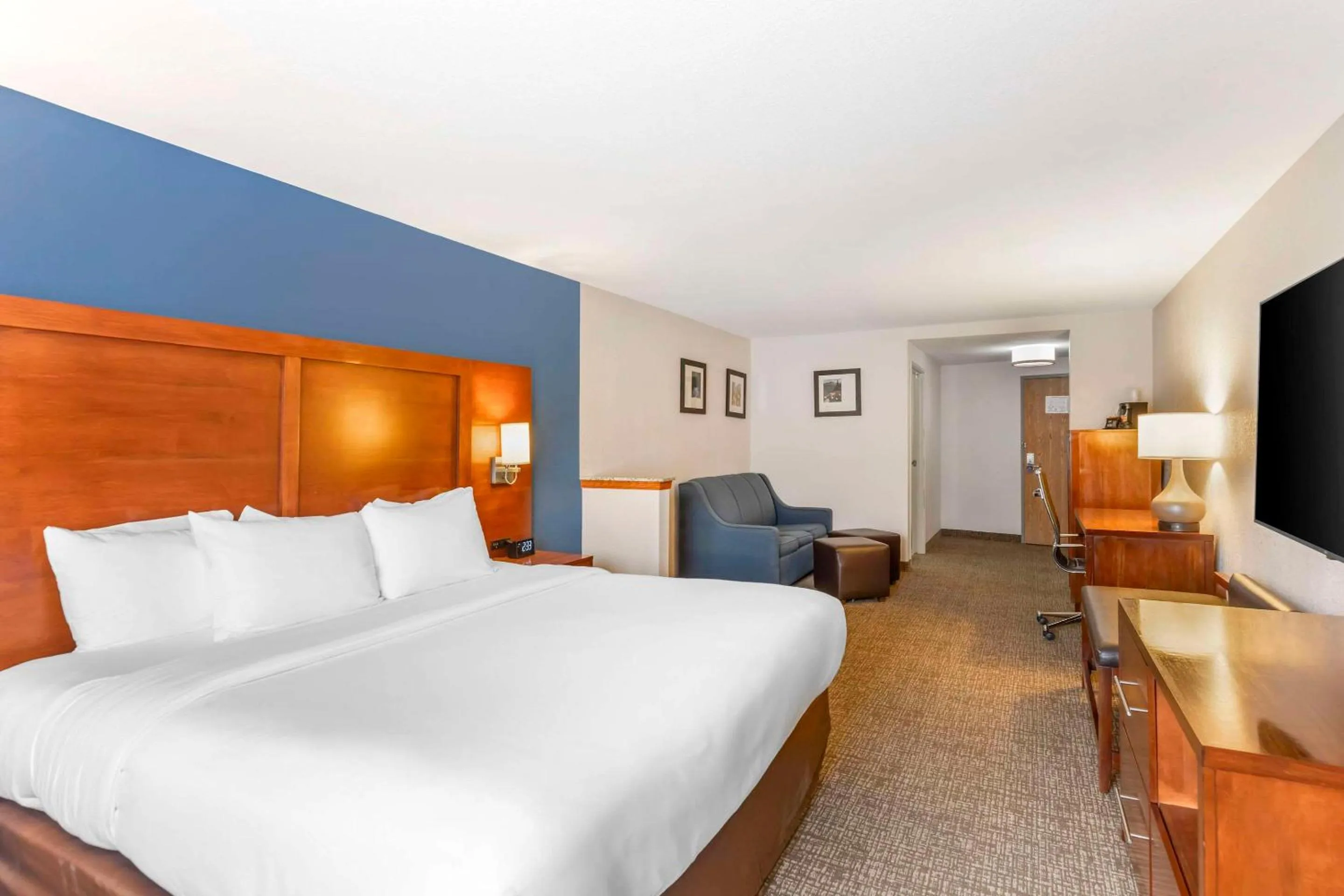 Bedroom, Bed in Comfort Suites Longmont
