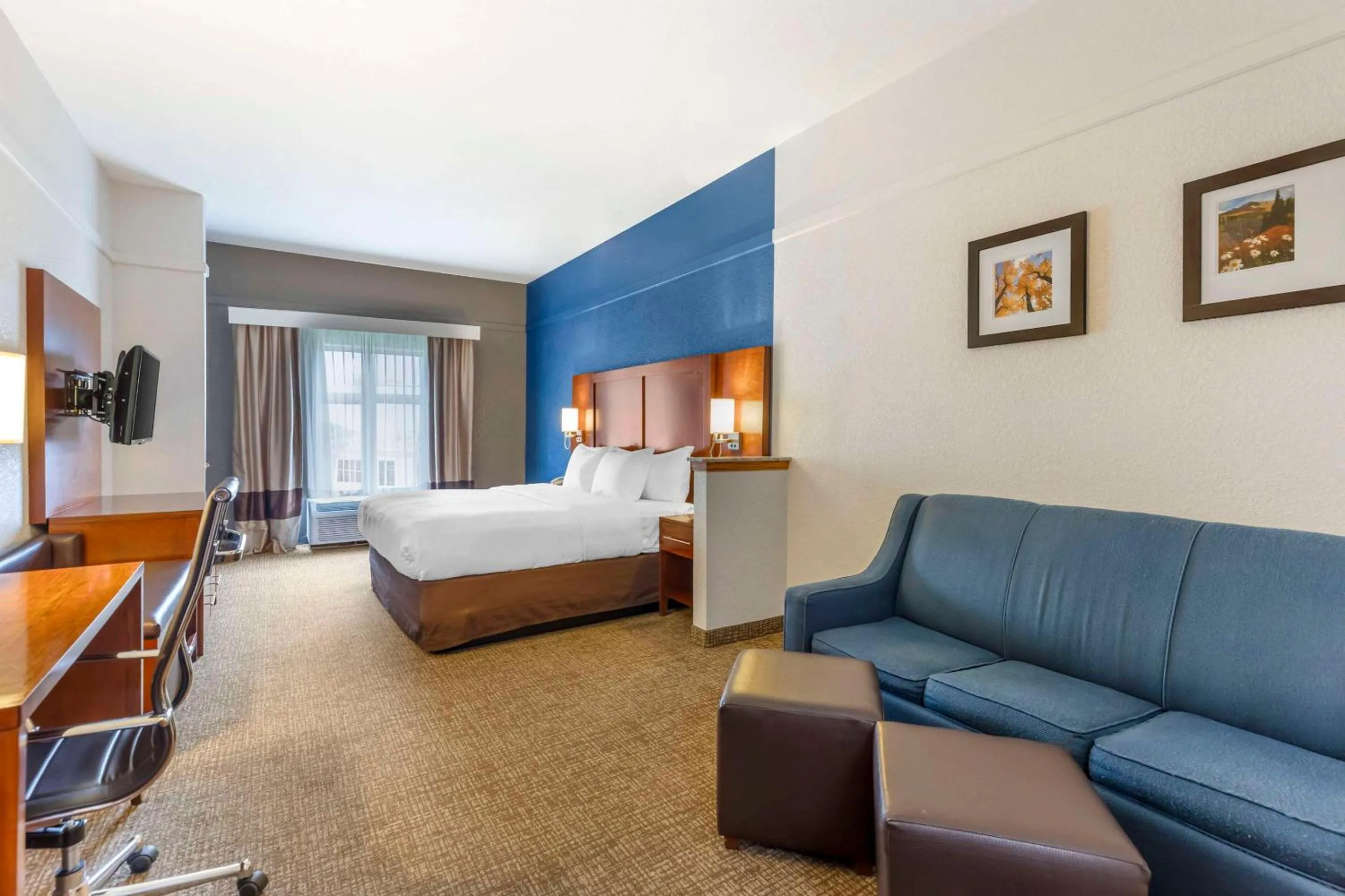 Bedroom, Bed in Comfort Suites Longmont