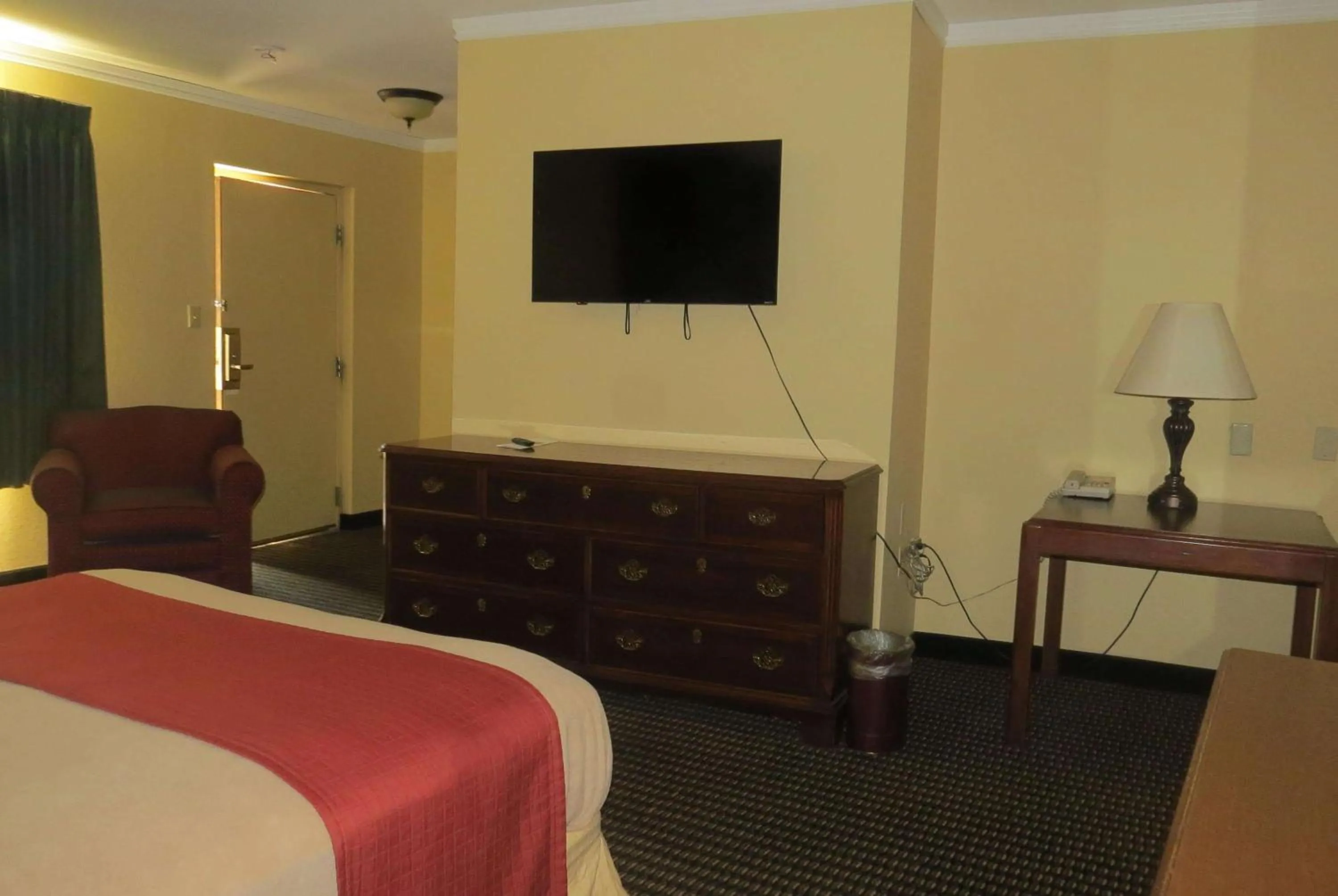 Photo of the whole room, TV/Entertainment Center in Travelodge by Wyndham Stratton