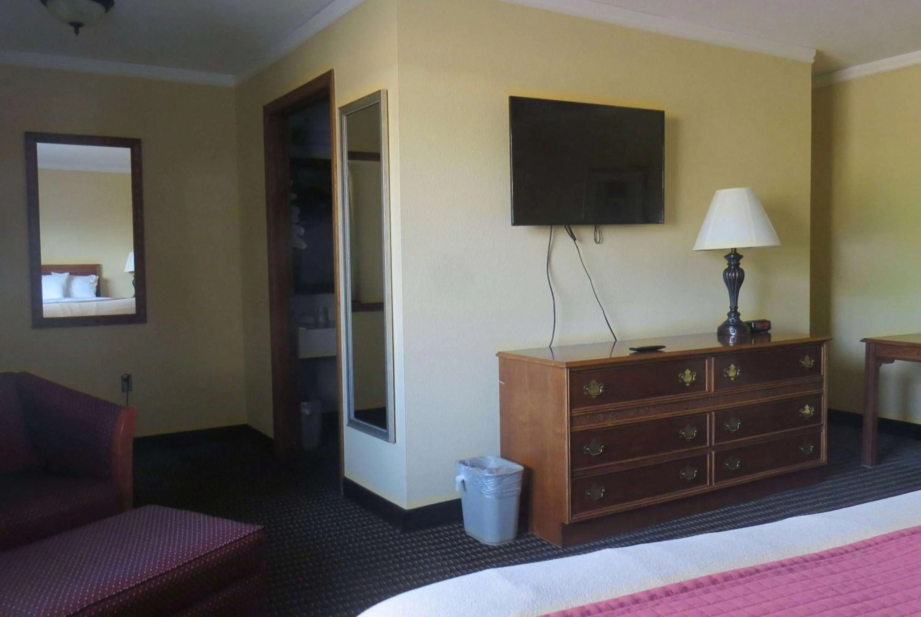Photo of the whole room, TV/Entertainment Center in Travelodge by Wyndham Stratton