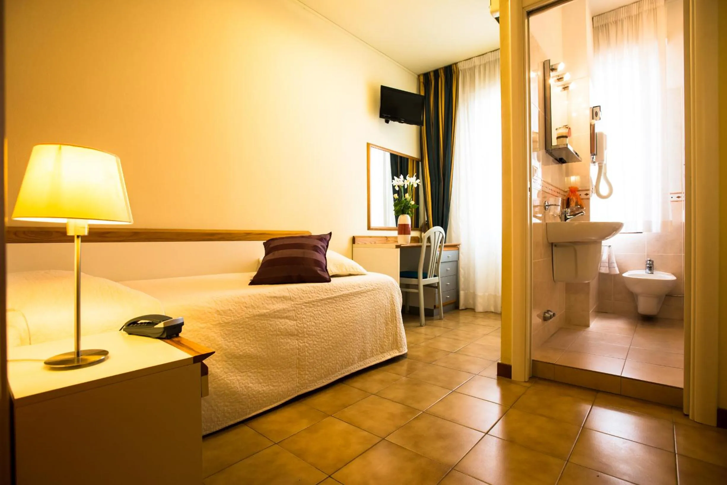 Bathroom, Bed in Hotel Roma