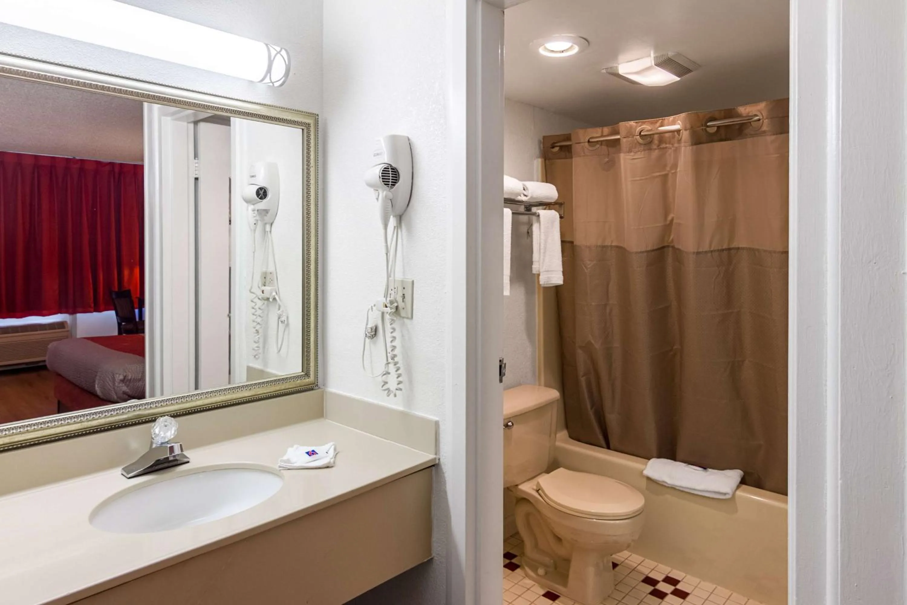 Shower in Motel 6-Groton, CT - Casinos nearby