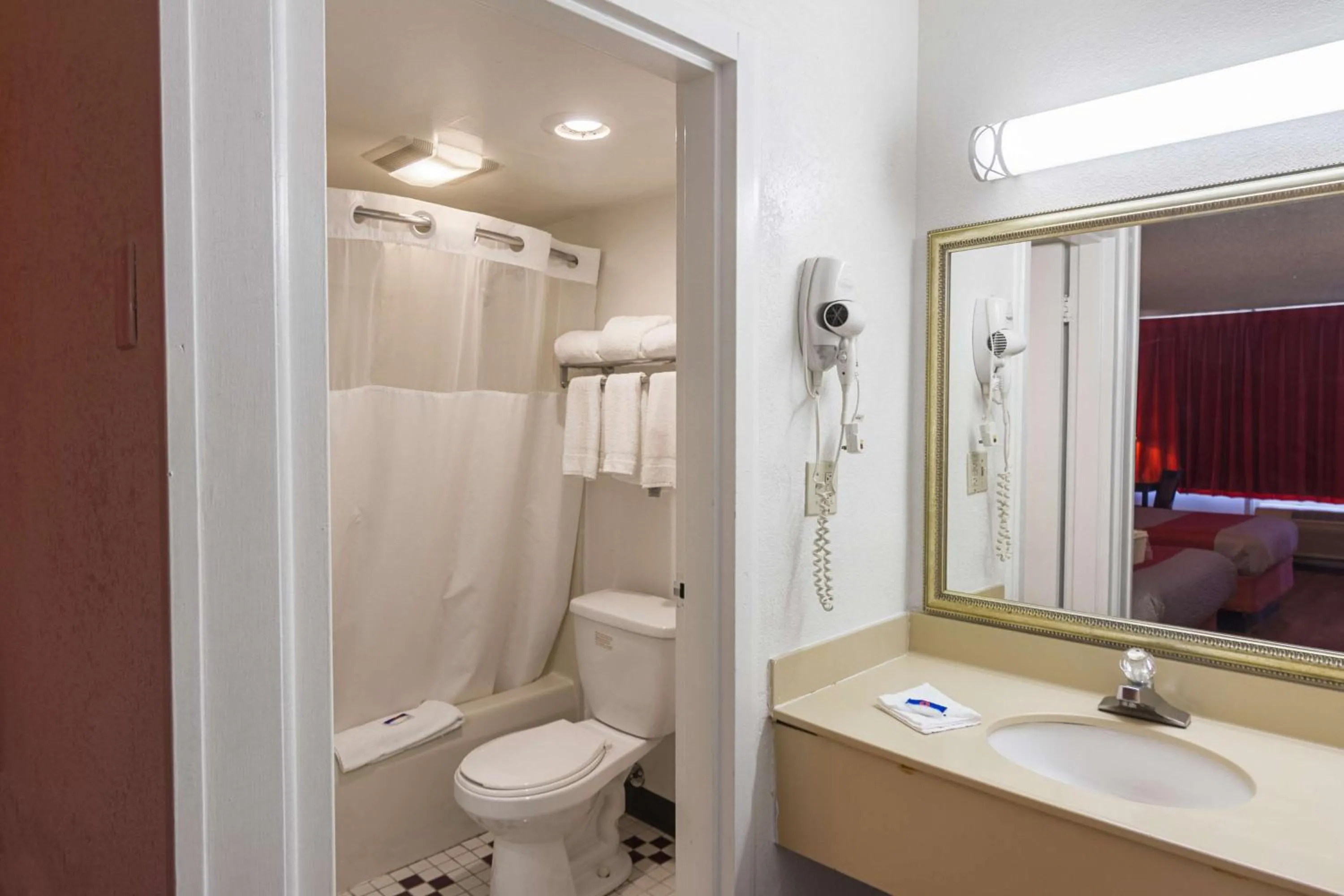 Shower in Motel 6-Groton, CT - Casinos nearby