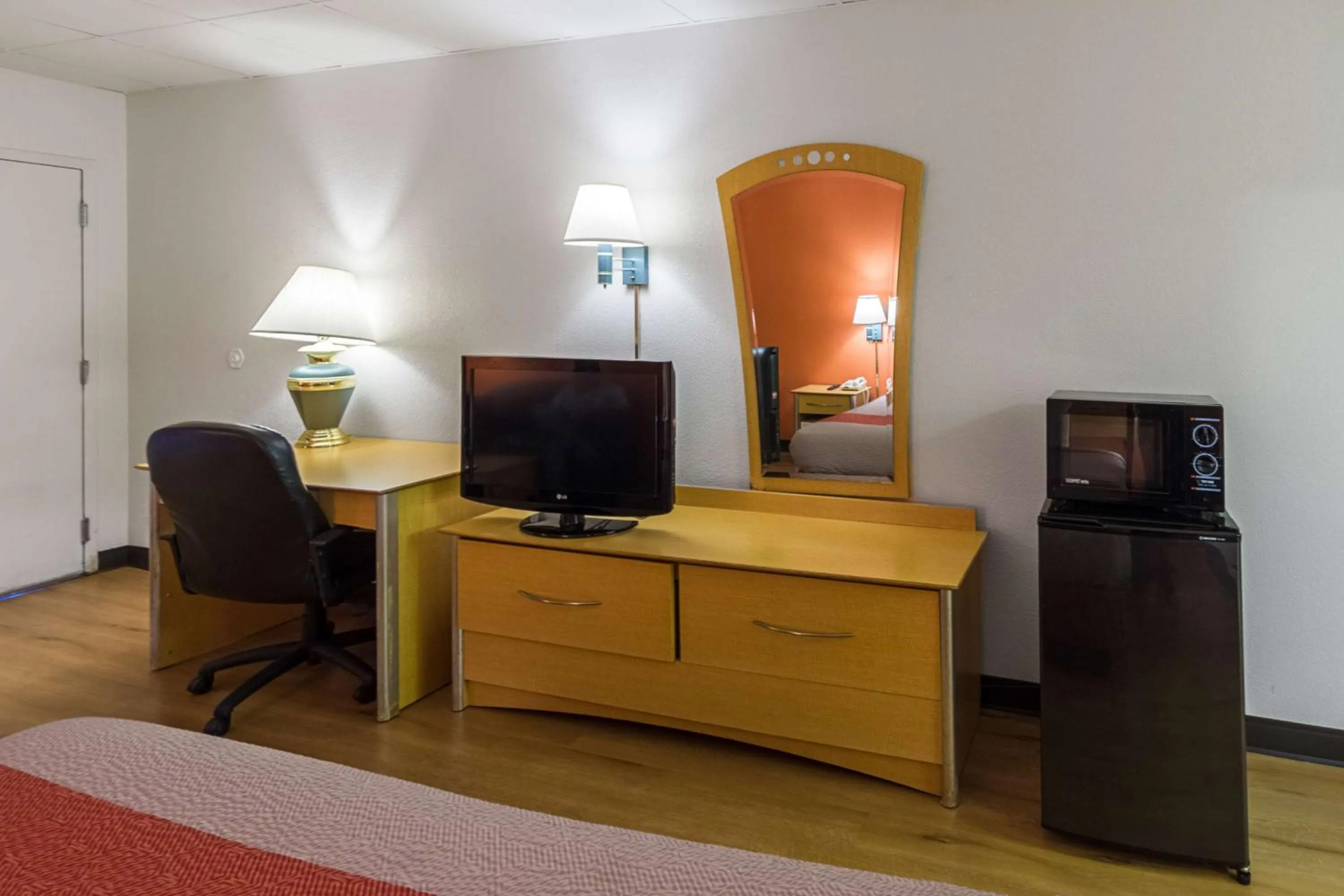 TV and multimedia in Motel 6-Groton, CT - Casinos nearby