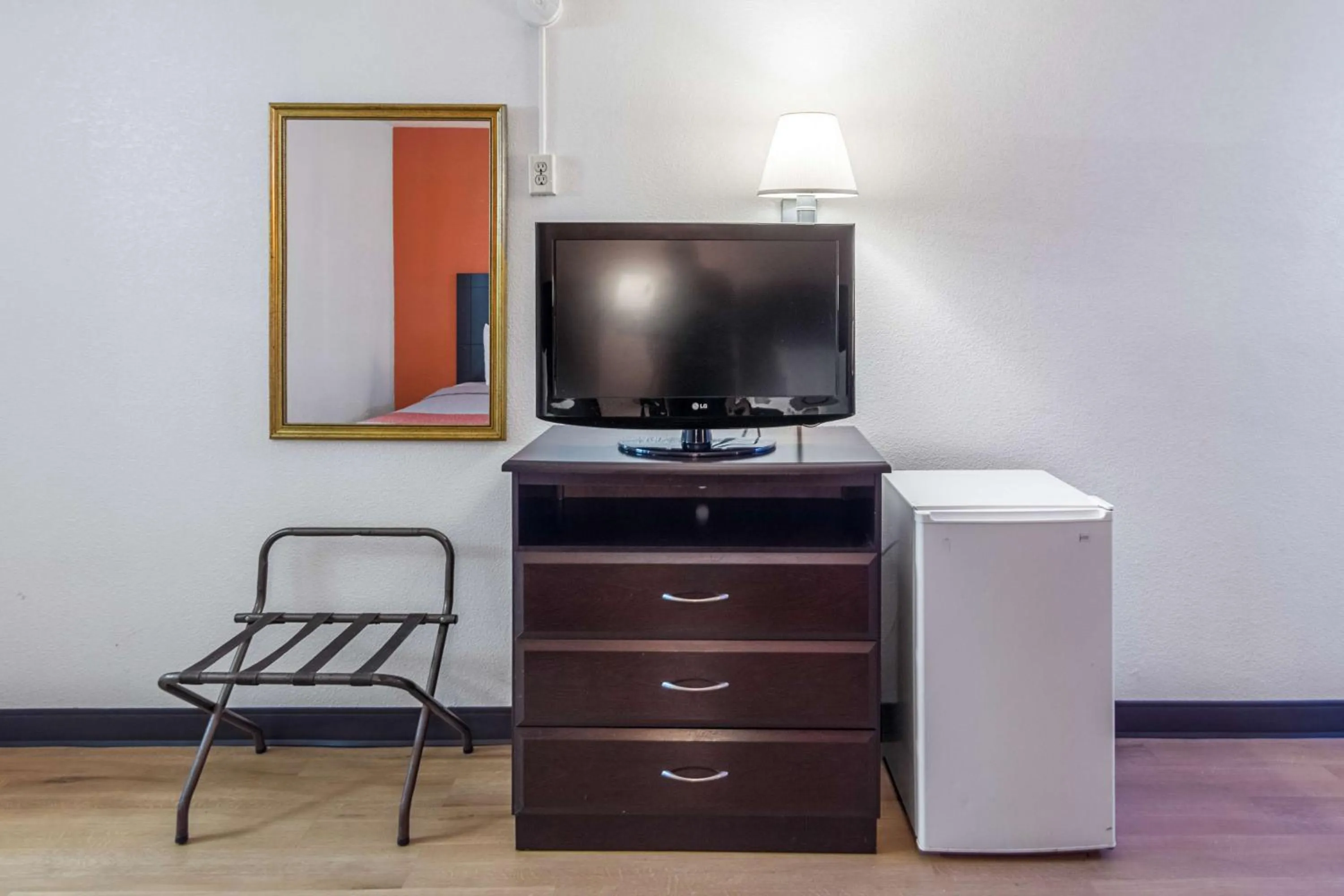 TV and multimedia in Motel 6-Groton, CT - Casinos nearby