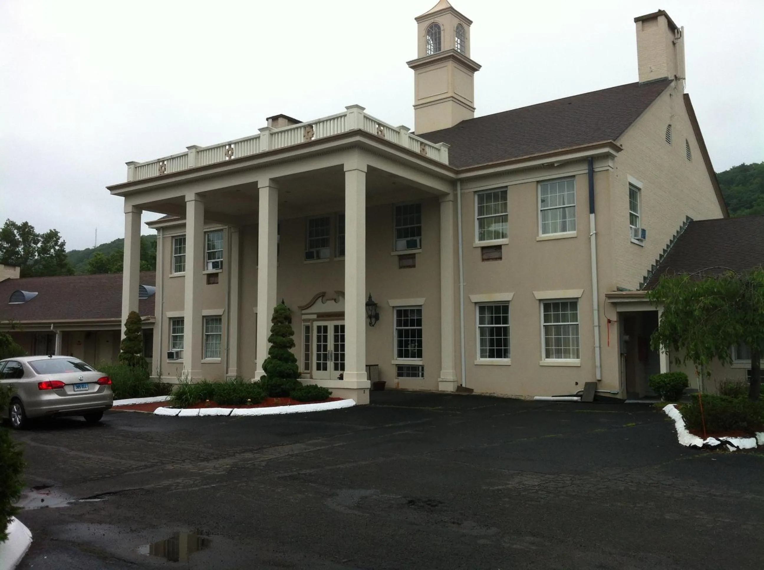 Property building in New Haven Inn
