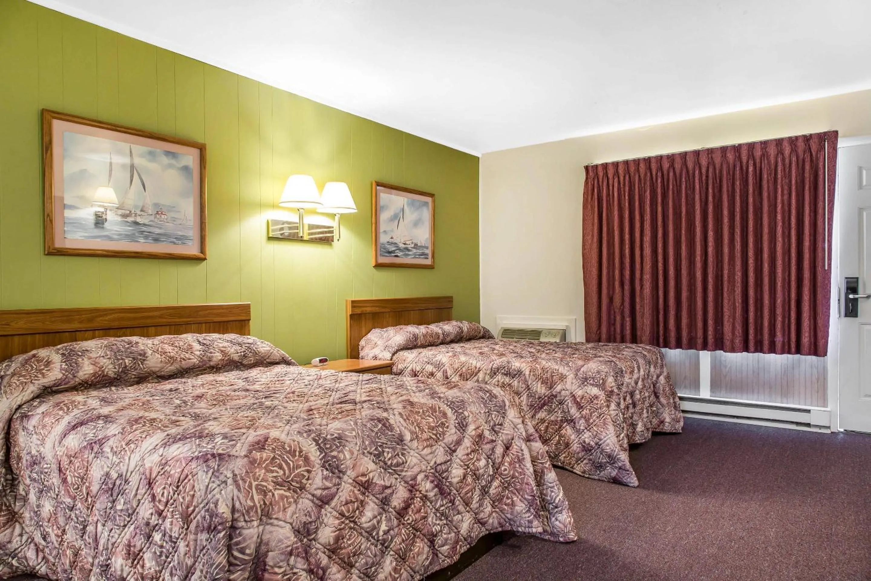 Bedroom, Bed in Rodeway Inn Waterford - New London