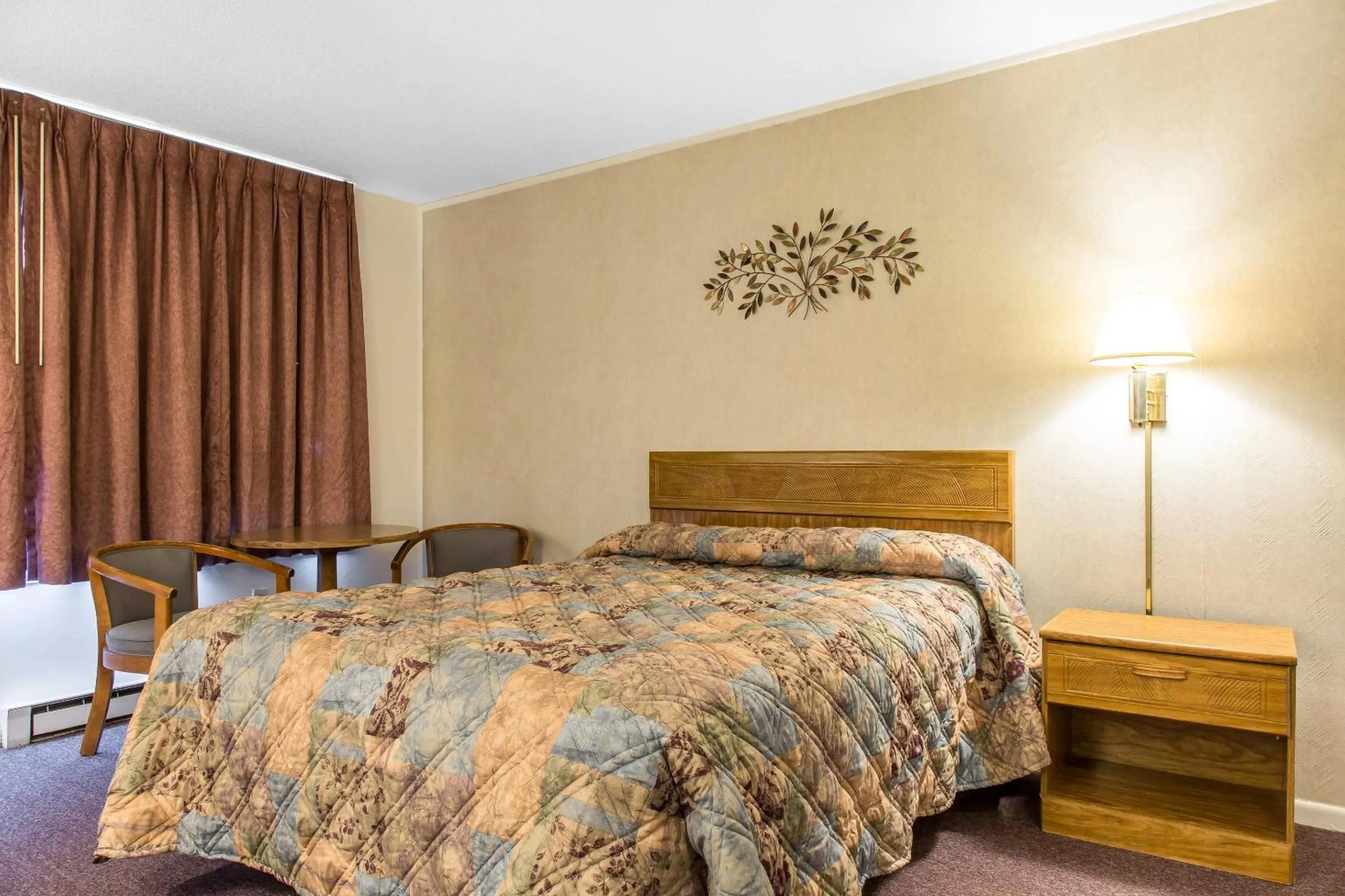 Bedroom, Bed in Rodeway Inn Waterford - New London