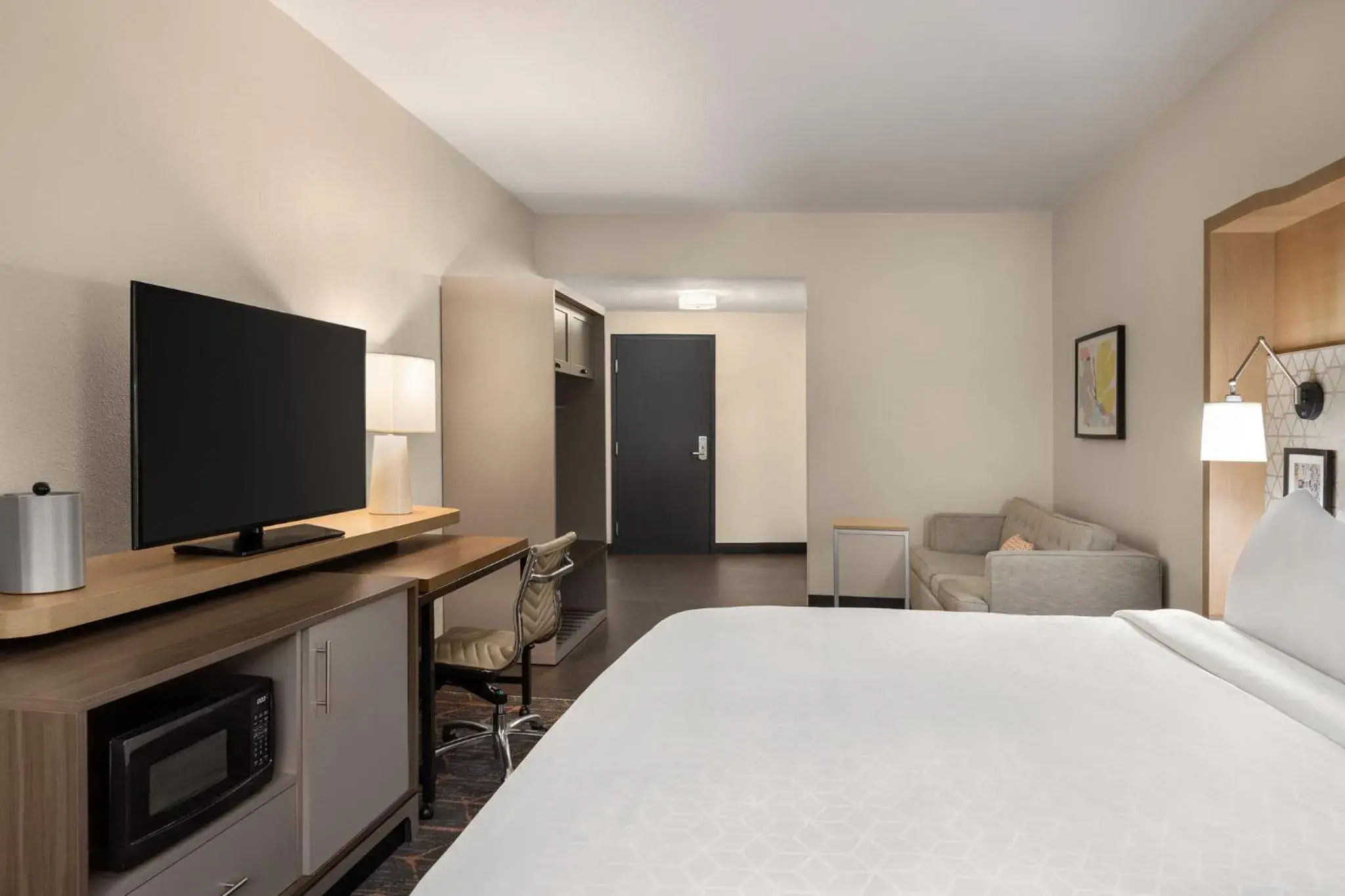 Premium King Room - Disability Access in Holiday Inn Cheshire - Southington by IHG Premium King Room - Disability Access in Holiday Inn Cheshire - Southington by IHG