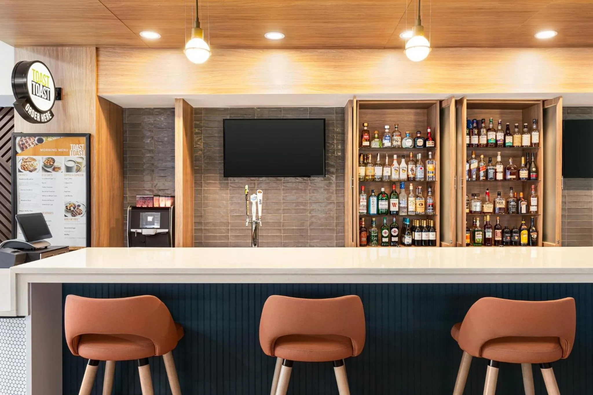 Lounge or bar in Holiday Inn Cheshire - Southington by IHG