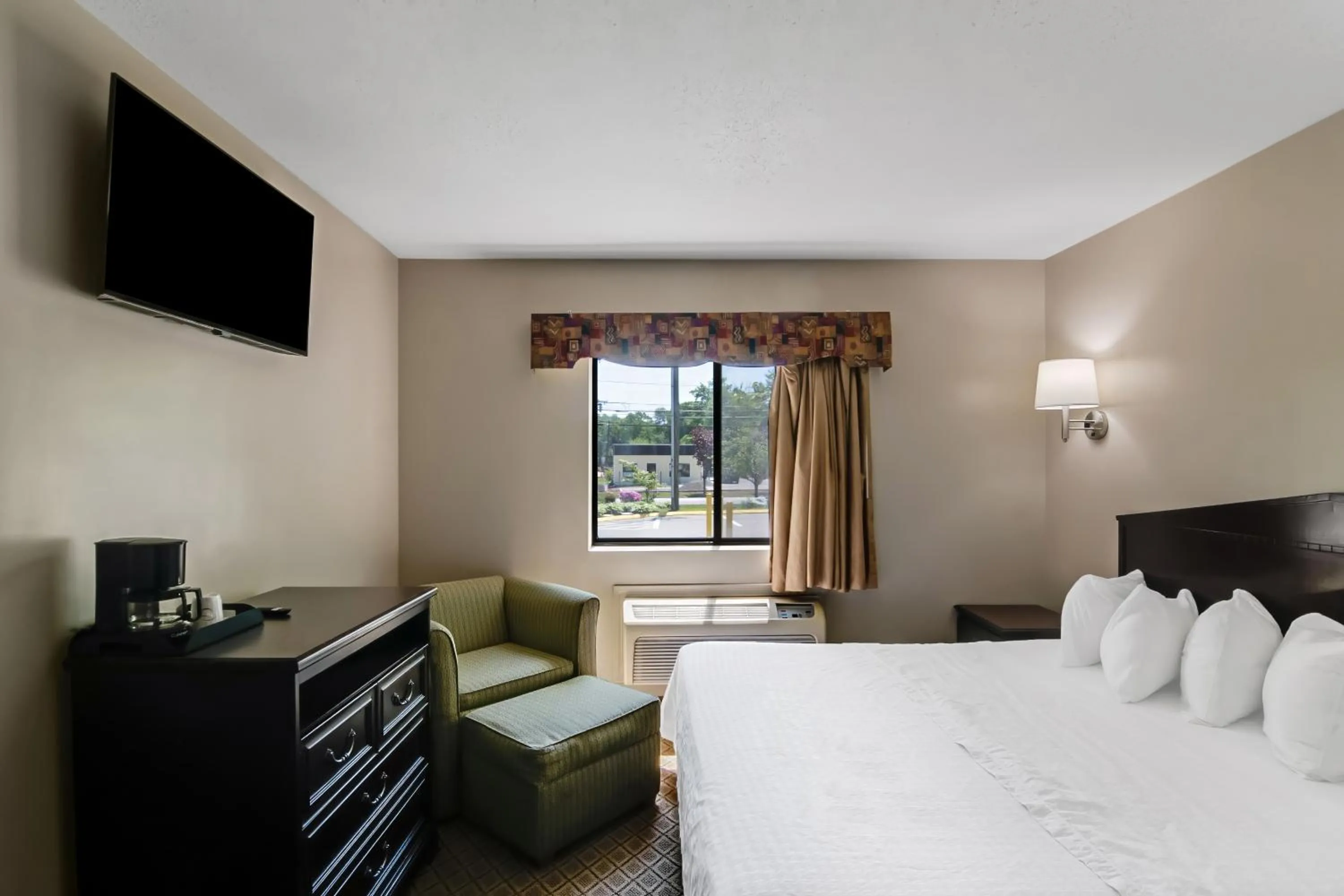 Bed in Americas Best Value Inn Torrington, CT