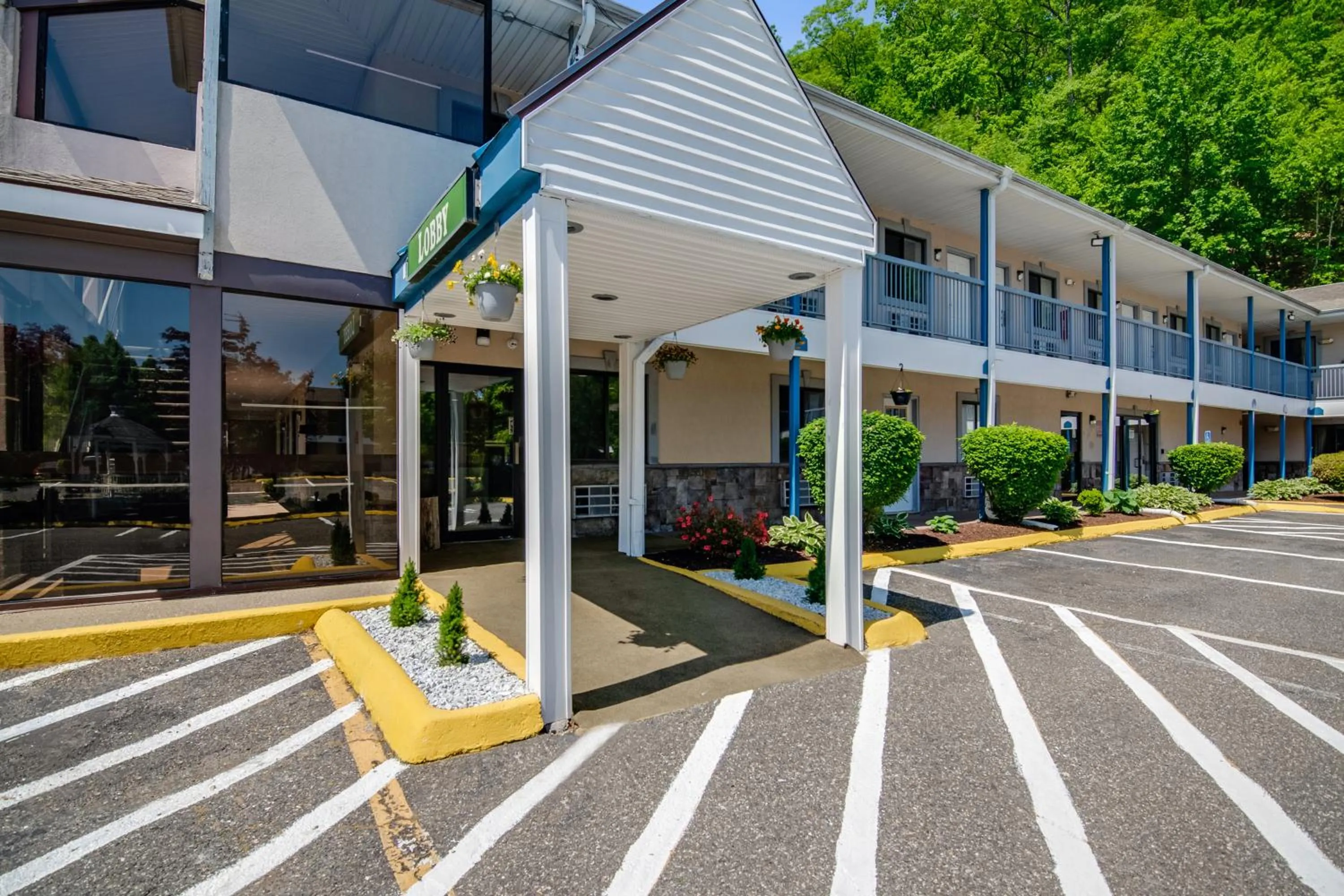 Property building in Americas Best Value Inn Torrington, CT
