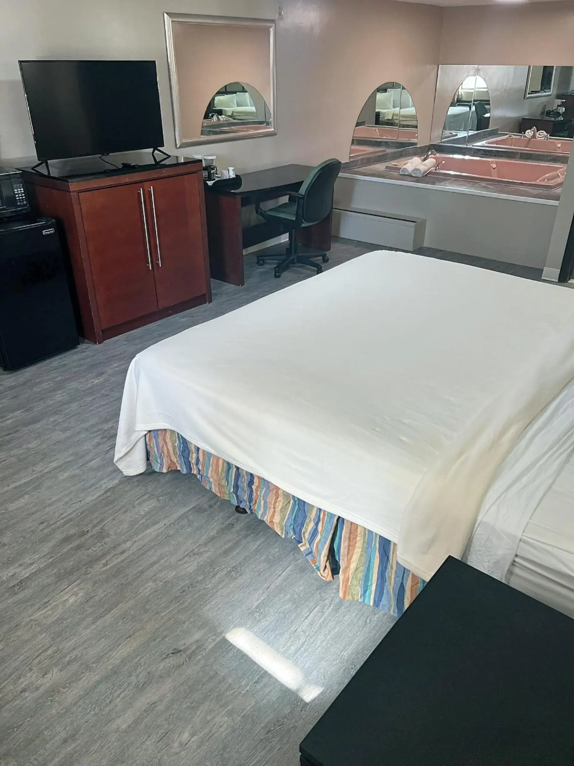 King Suite with Hot Tub - Non-Smoking in Americas Best Value Inn Torrington, CT King Suite with Hot Tub - Non-Smoking in Americas Best Value Inn Torrington, CT