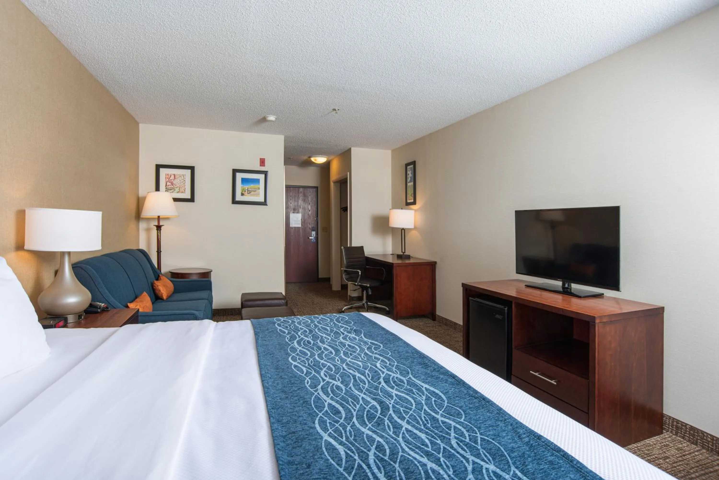 Communal lounge/ TV room, Bed in Comfort Inn Naugatuck-Shelton, CT