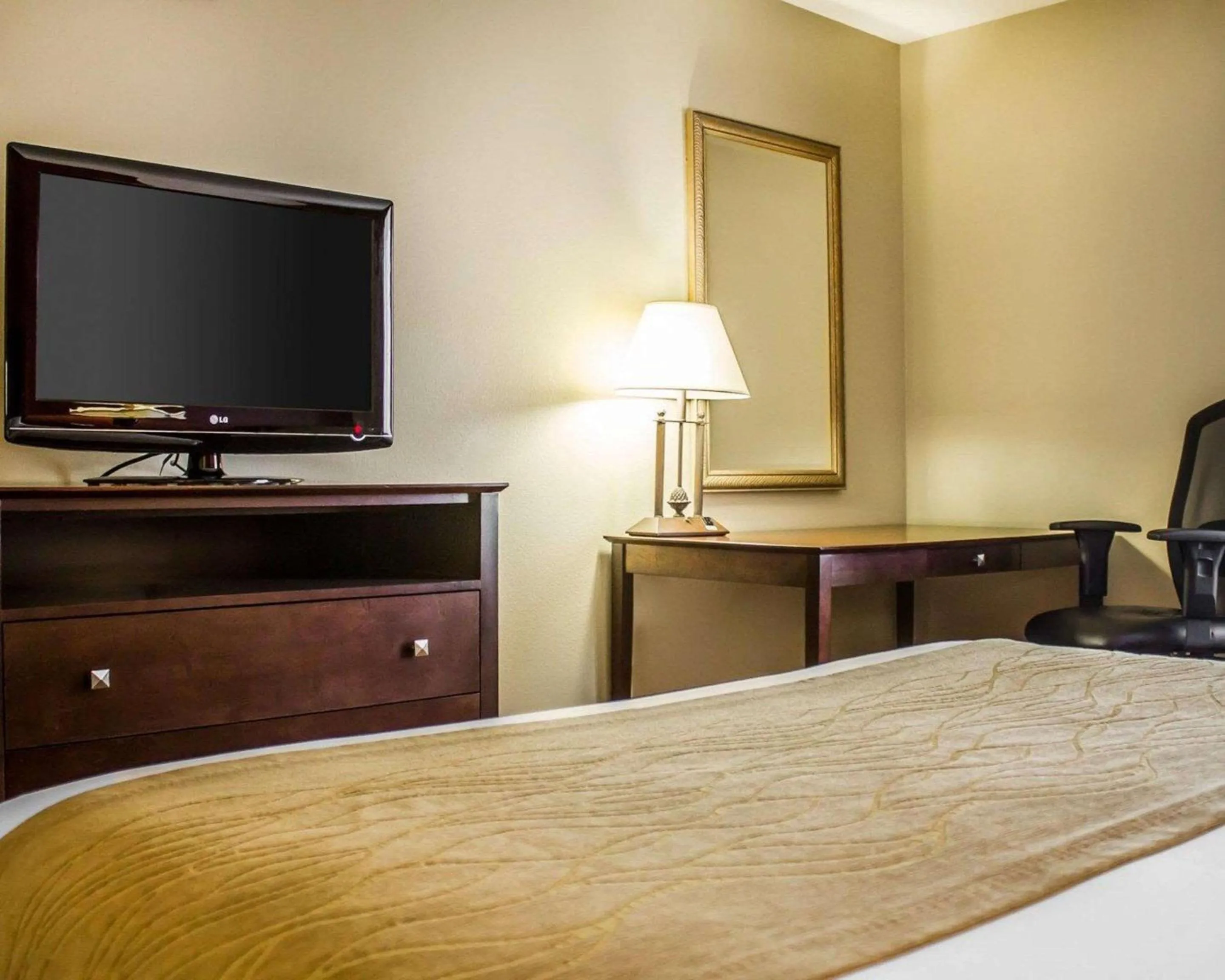 Photo of the whole room, Bed in Comfort Inn & Suites