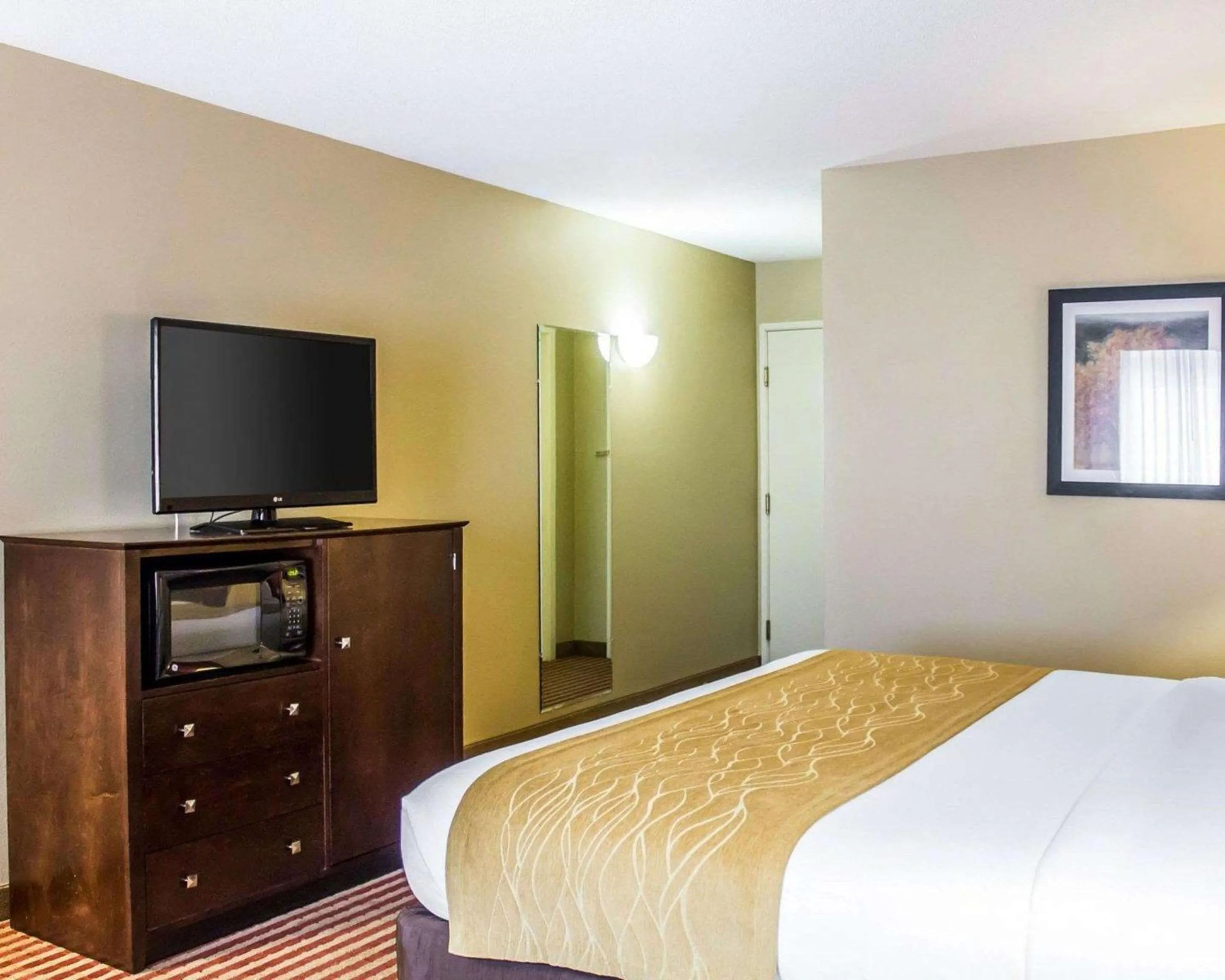 Photo of the whole room, Bed in Comfort Inn & Suites