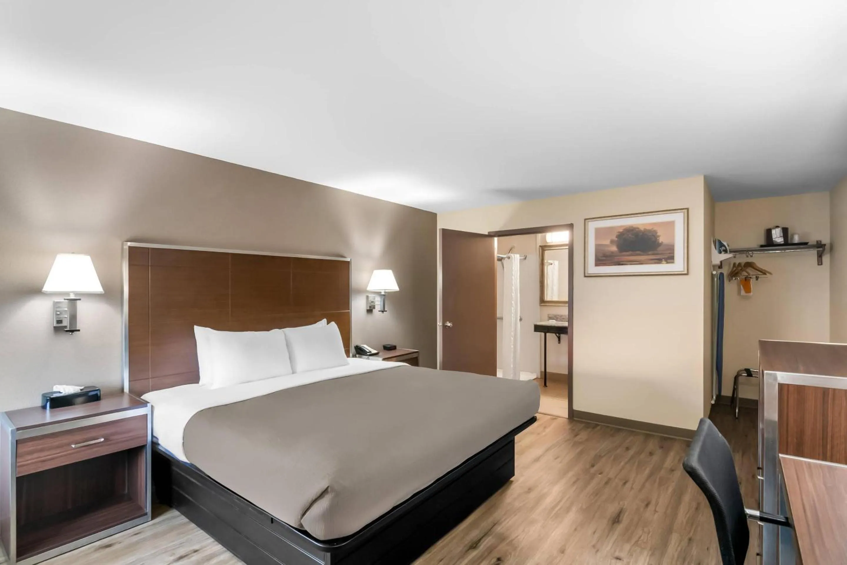 Bedroom, Bed in Quality Inn Waterbury East