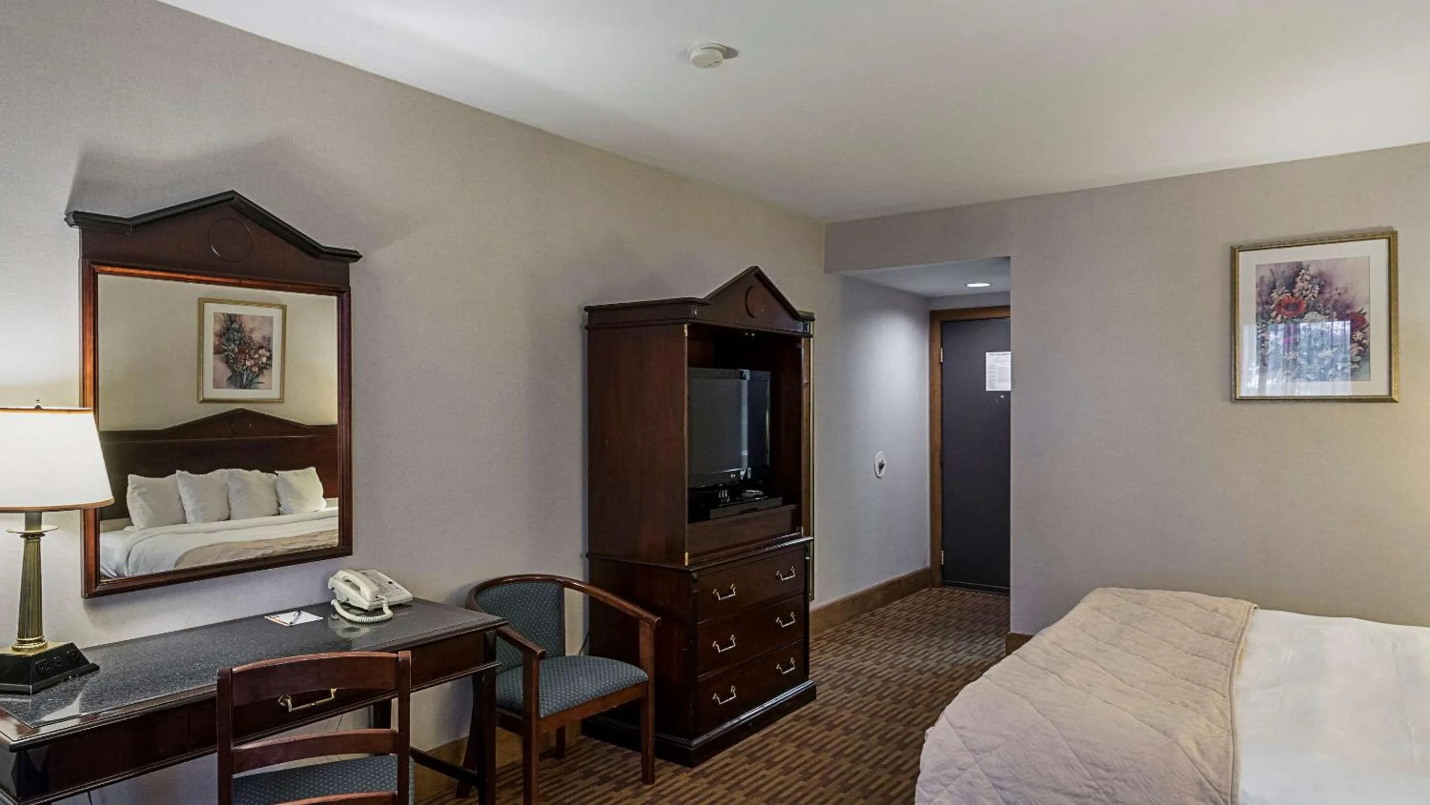 Photo of the whole room, Seating Area in Quality Inn & Suites Skyways