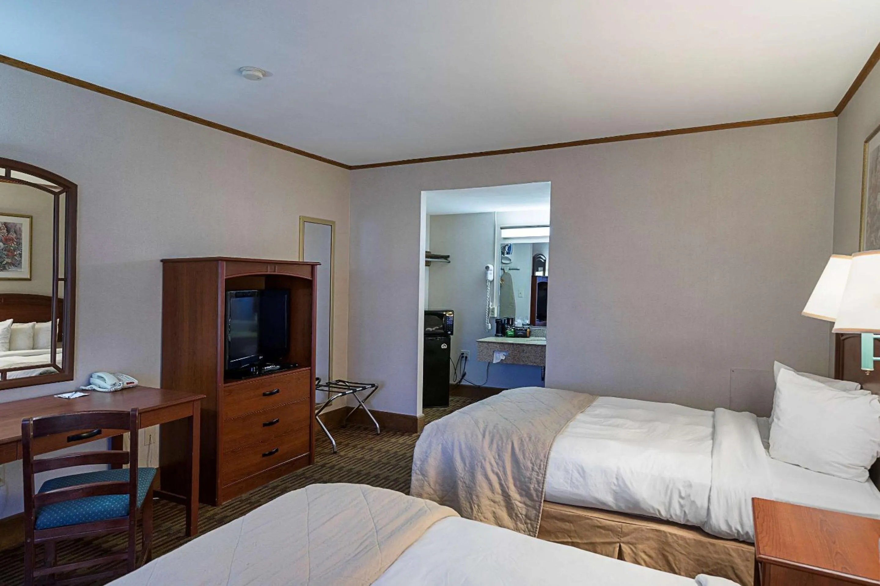 Photo of the whole room, TV/Entertainment Center in Quality Inn & Suites Skyways