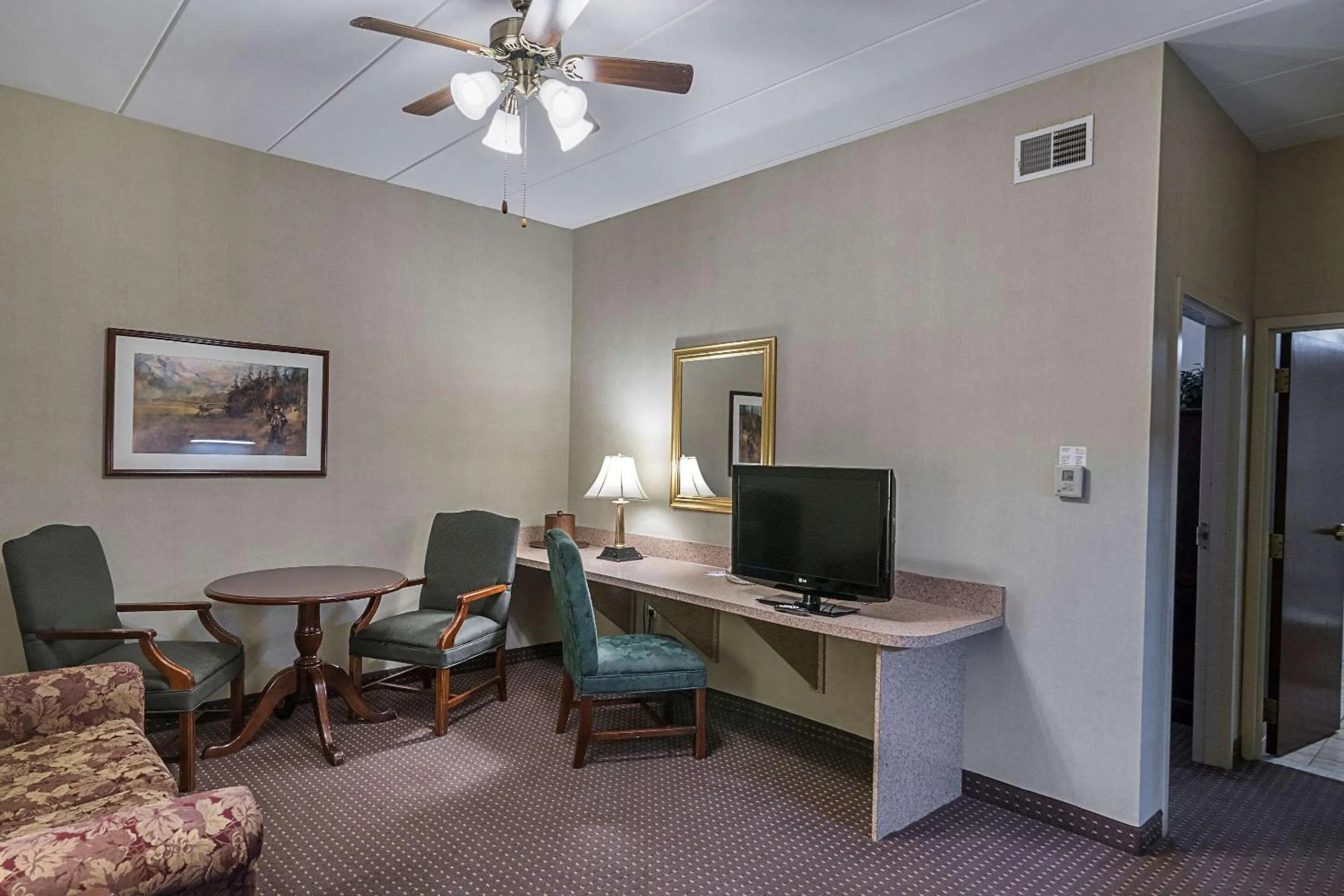 Photo of the whole room in Quality Inn & Suites Skyways