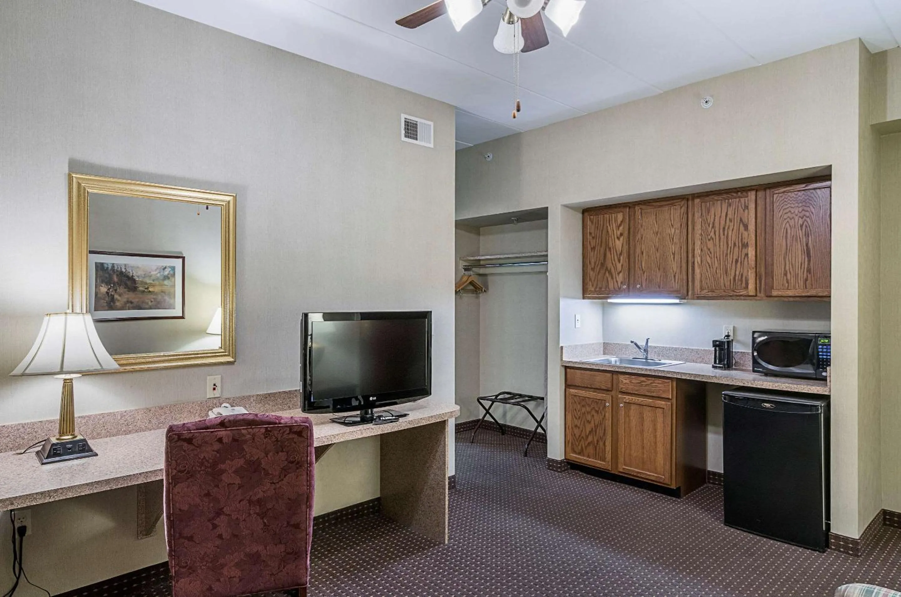 Photo of the whole room, TV/Entertainment Center in Quality Inn & Suites Skyways