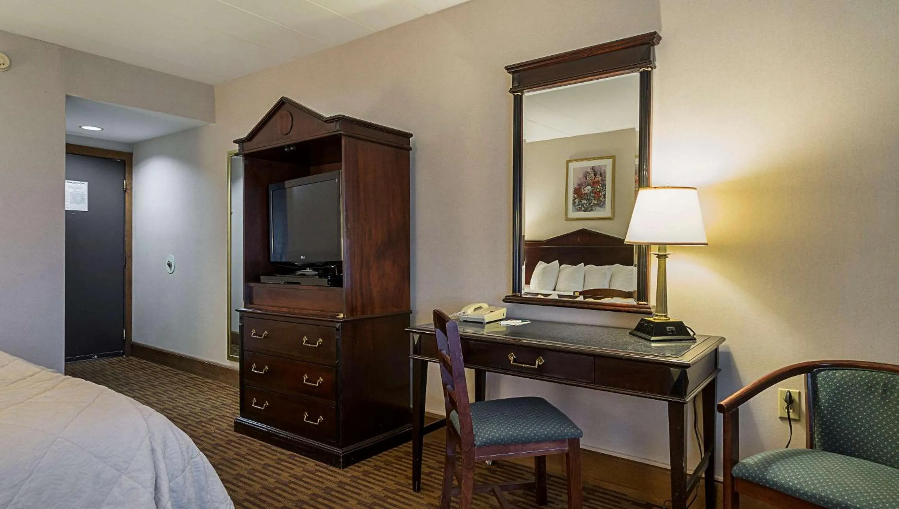 Photo of the whole room, TV/Entertainment Center in Quality Inn & Suites Skyways