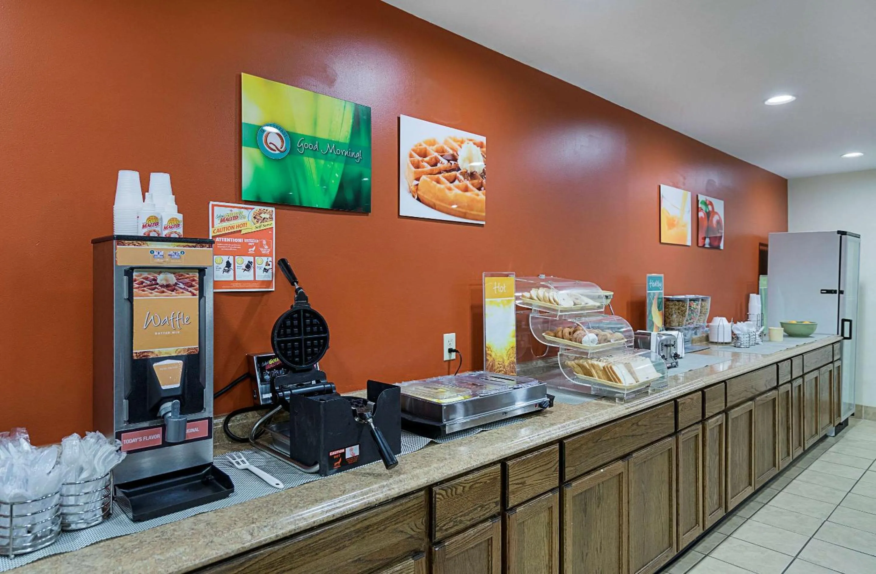 Restaurant/places to eat in Quality Inn & Suites Skyways