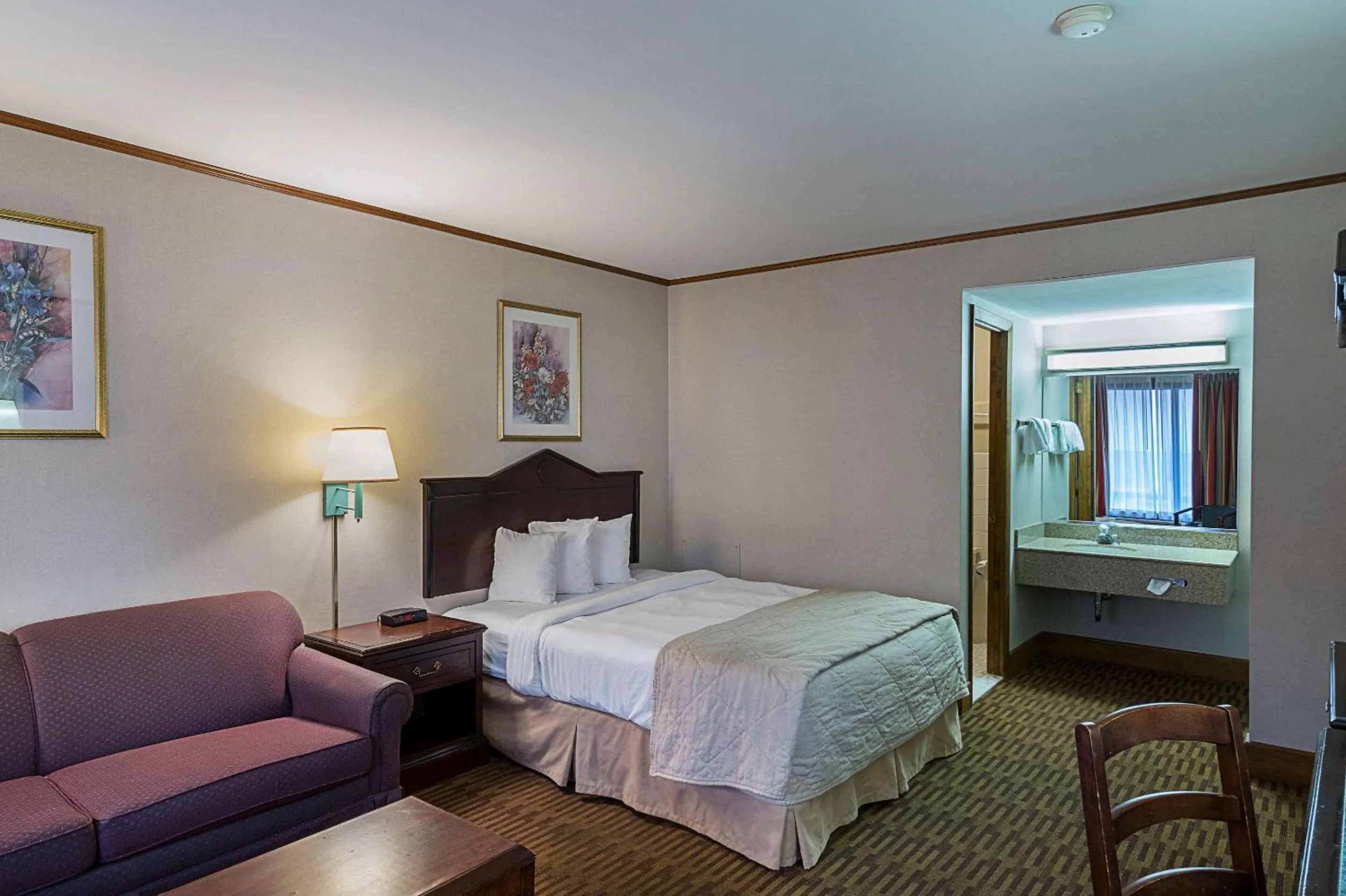 Photo of the whole room in Quality Inn & Suites Skyways