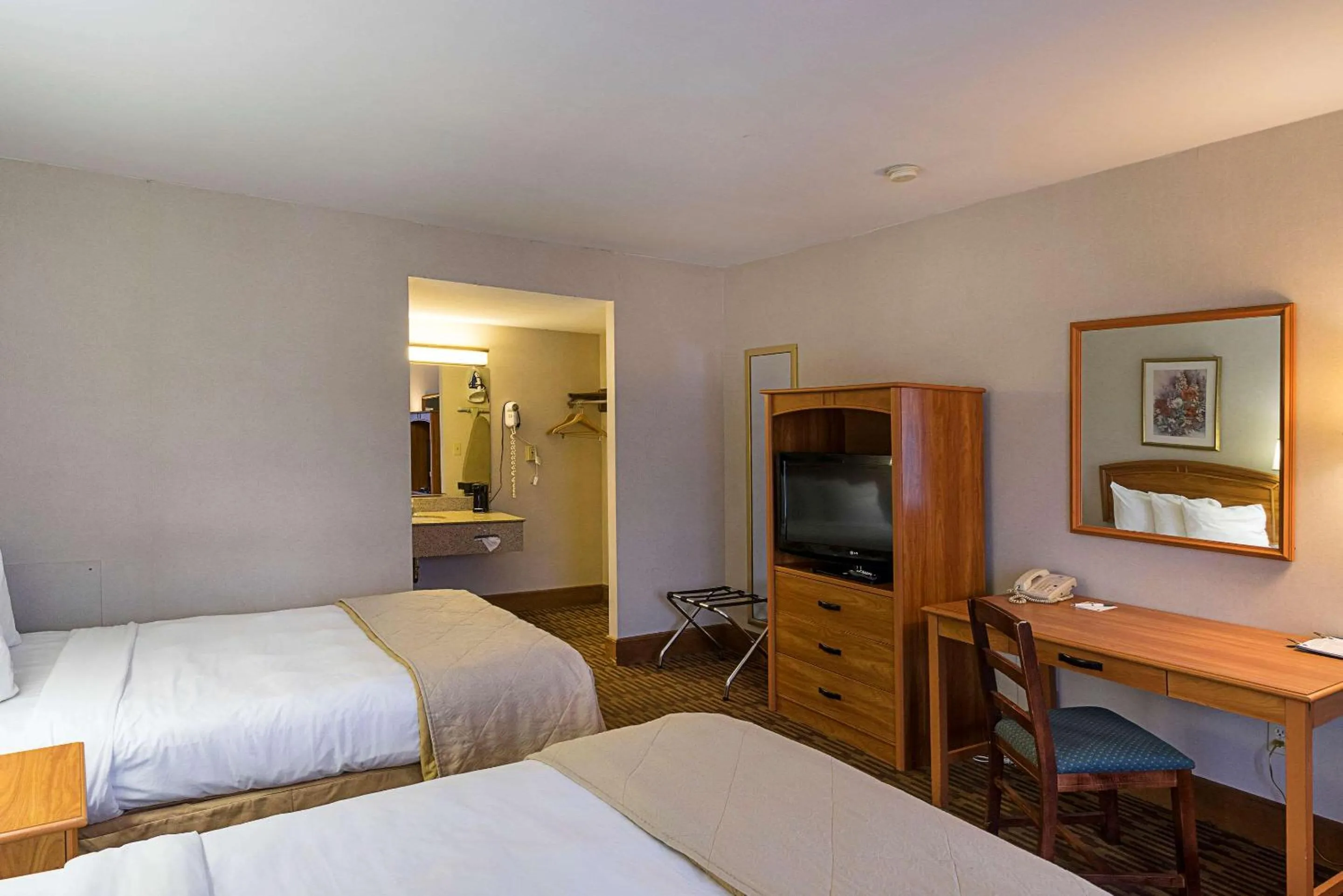 Photo of the whole room, TV/Entertainment Center in Quality Inn & Suites Skyways