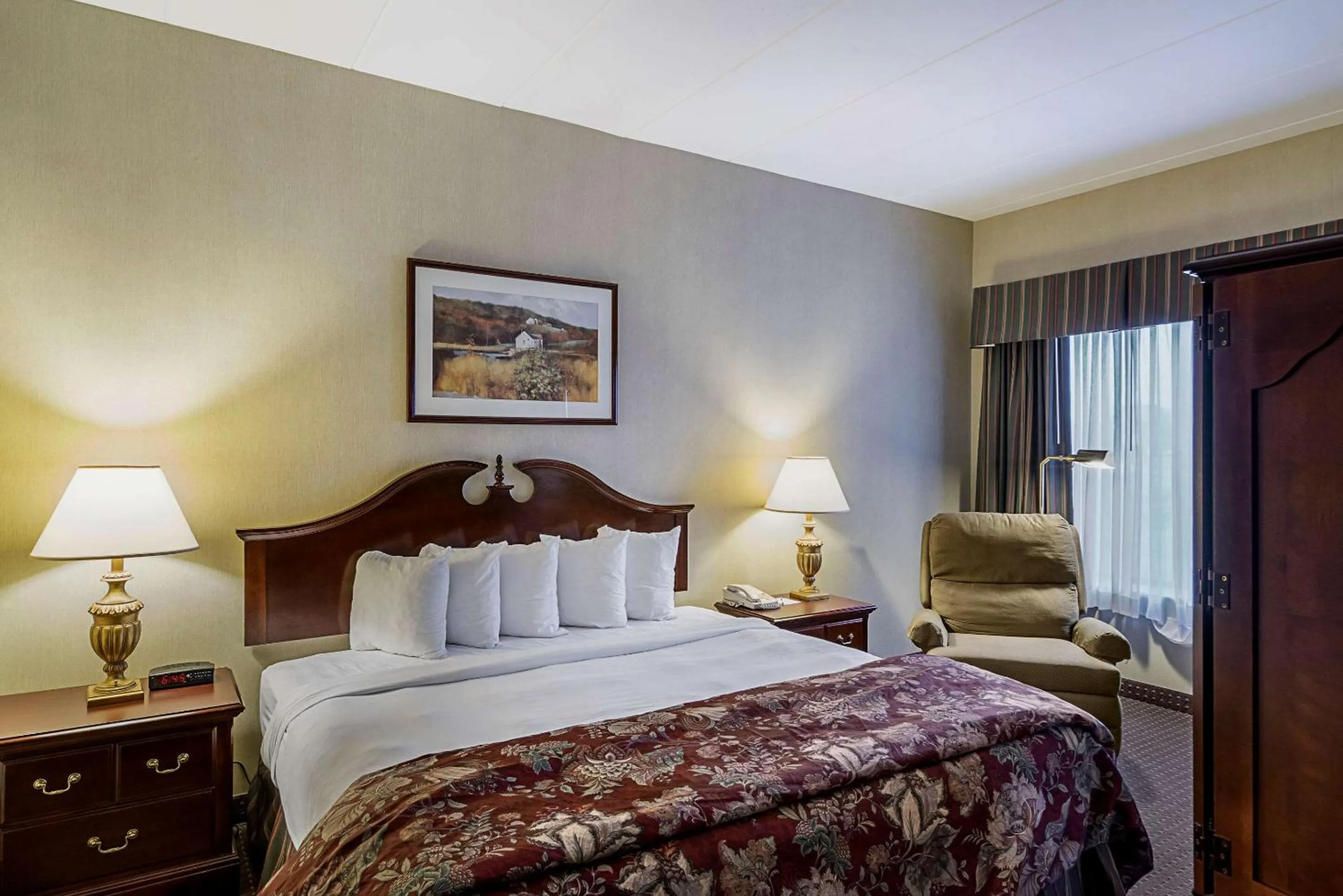 Photo of the whole room in Quality Inn & Suites Skyways