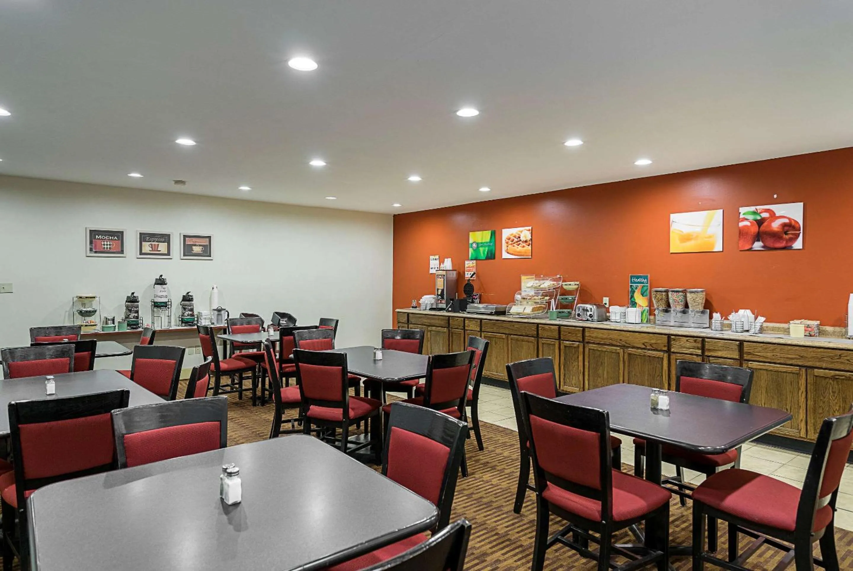 Restaurant/Places to Eat in Quality Inn & Suites Skyways