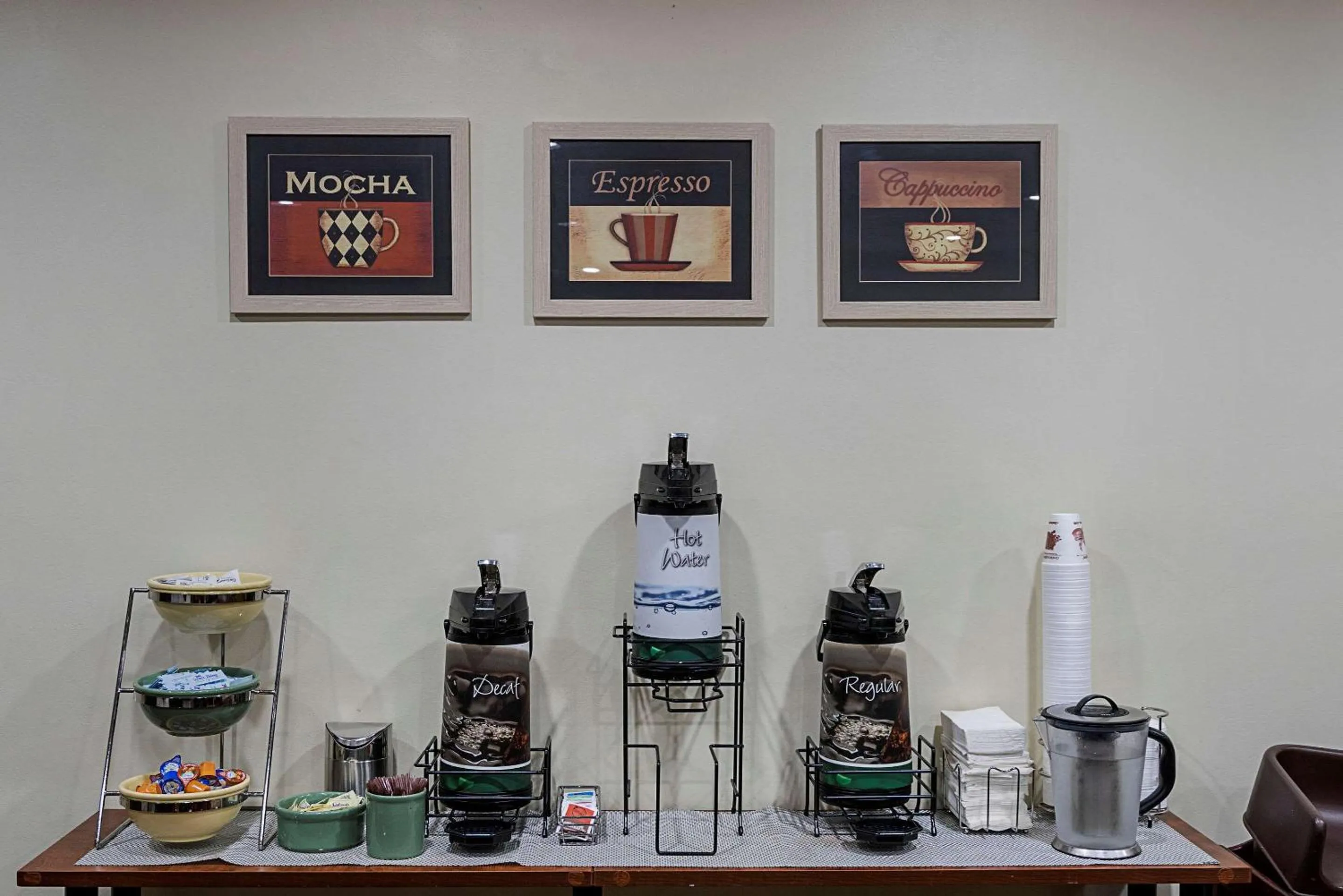 Restaurant/places to eat in Quality Inn & Suites Skyways