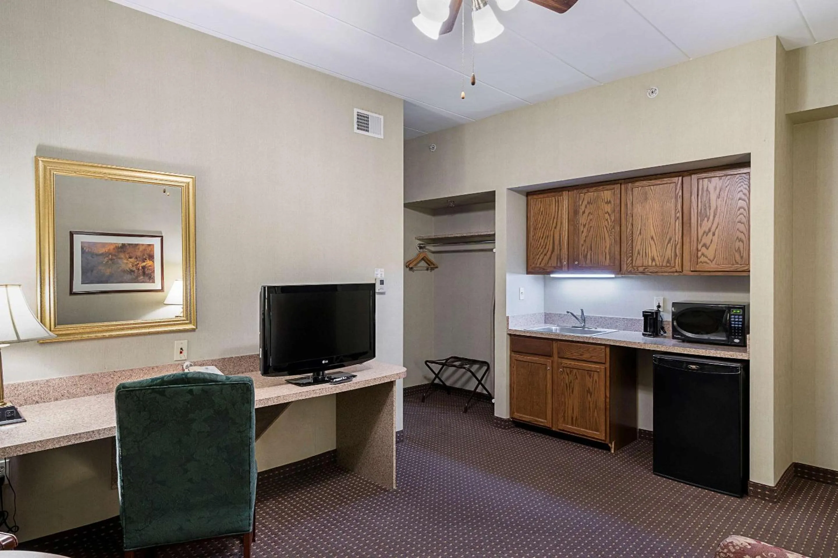Photo of the whole room in Quality Inn & Suites Skyways