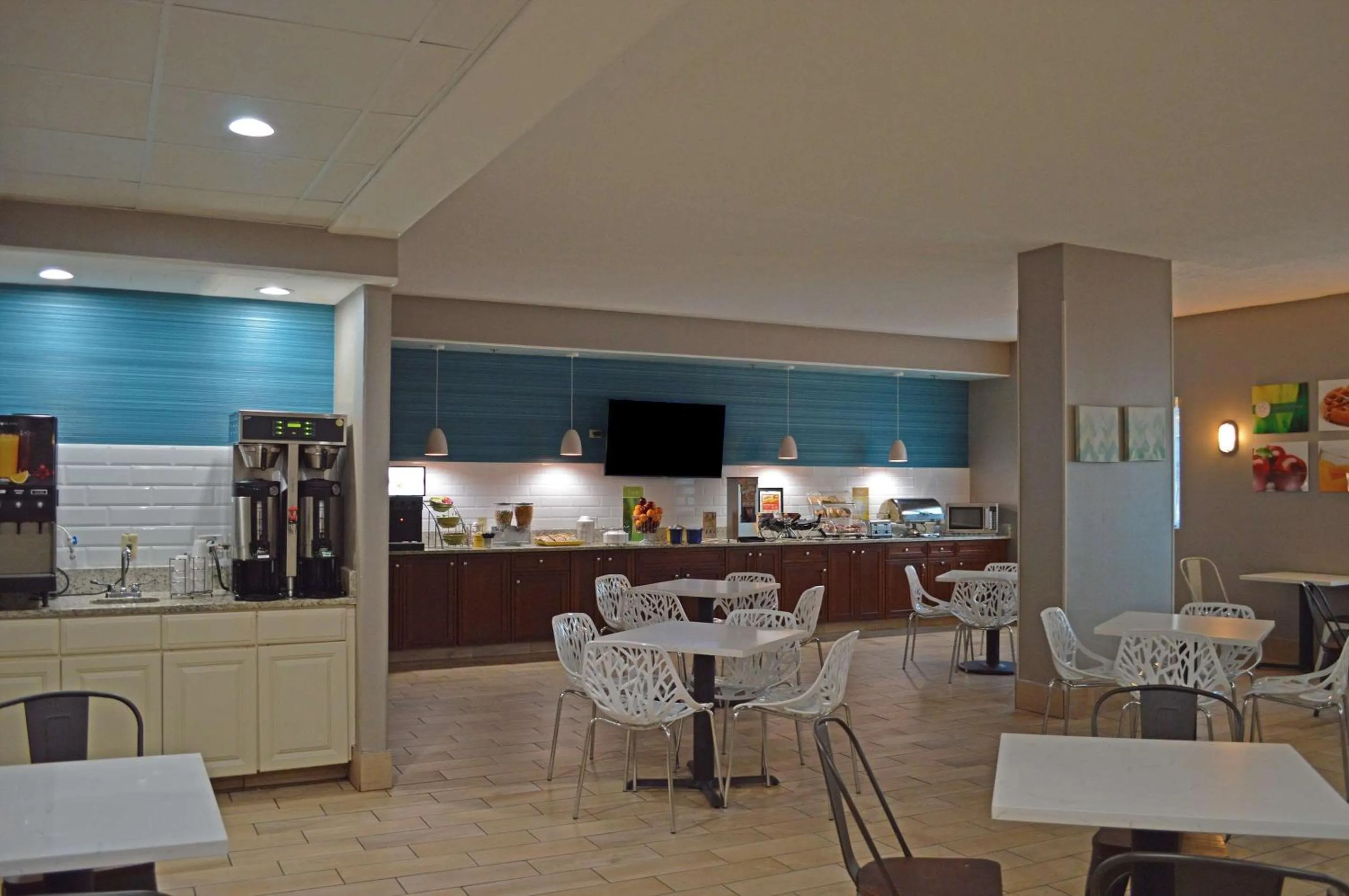 Breakfast in Country Inn & Suites by Radisson Rehoboth Beach - Dewey