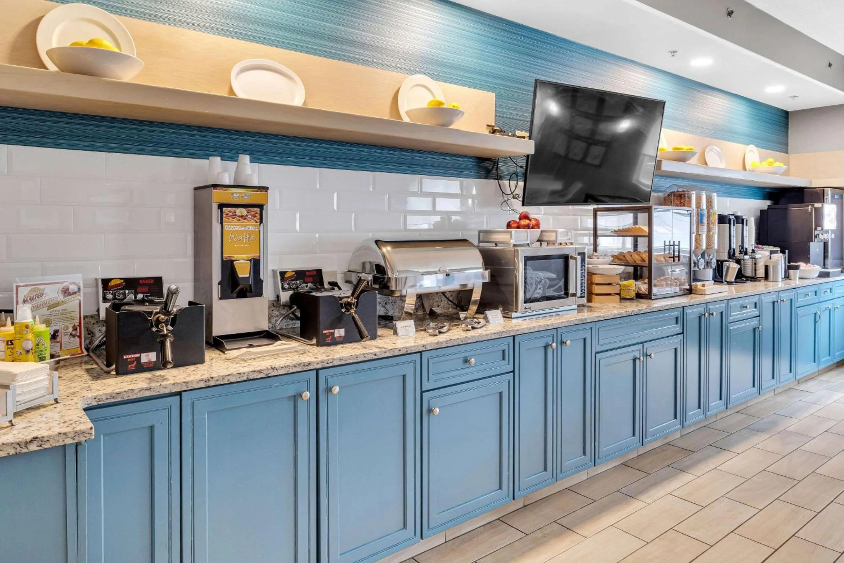 Breakfast in Country Inn & Suites by Radisson Rehoboth Beach - Dewey