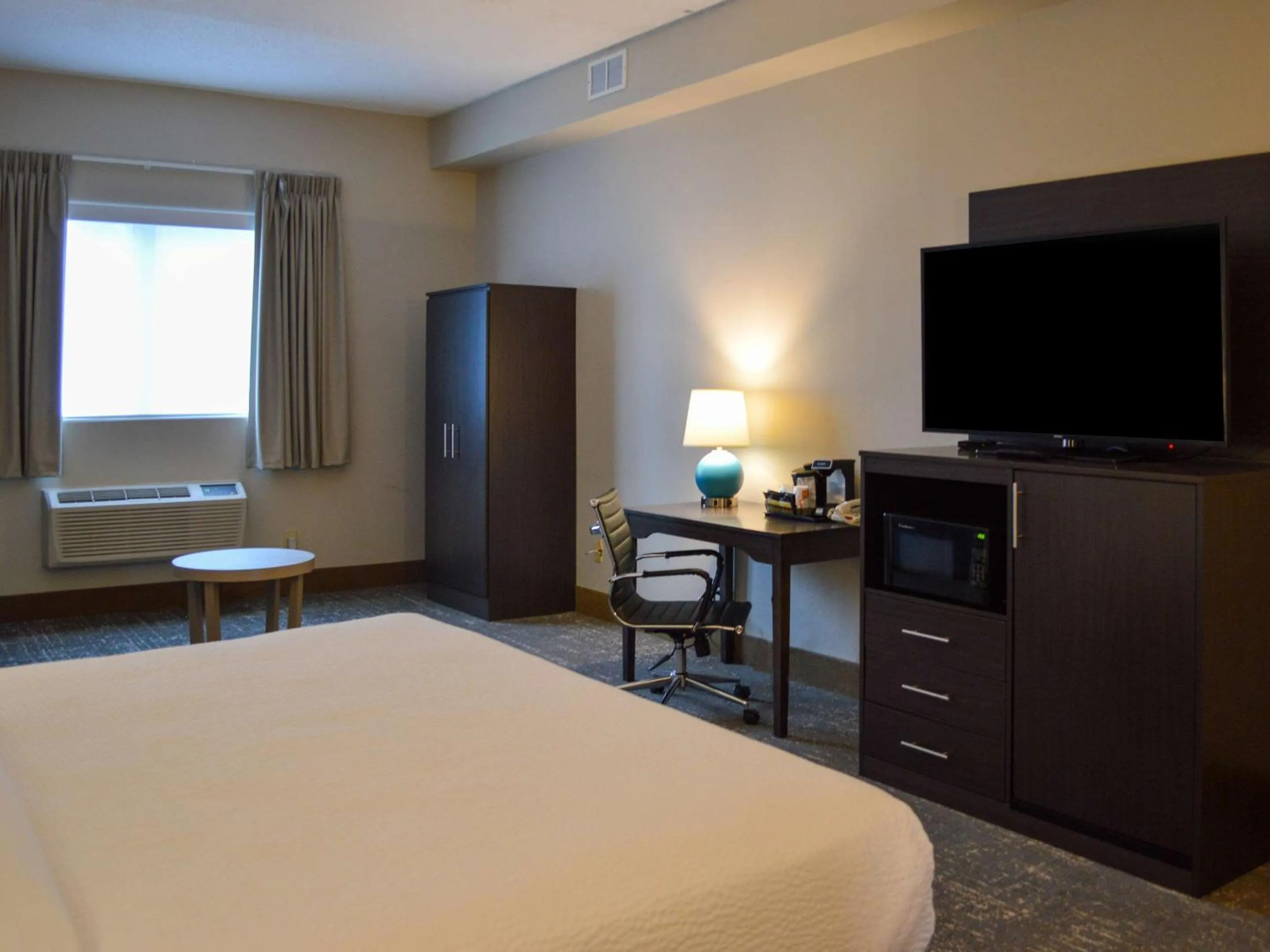 Bedroom, Bed in Country Inn & Suites by Radisson Rehoboth Beach - Dewey