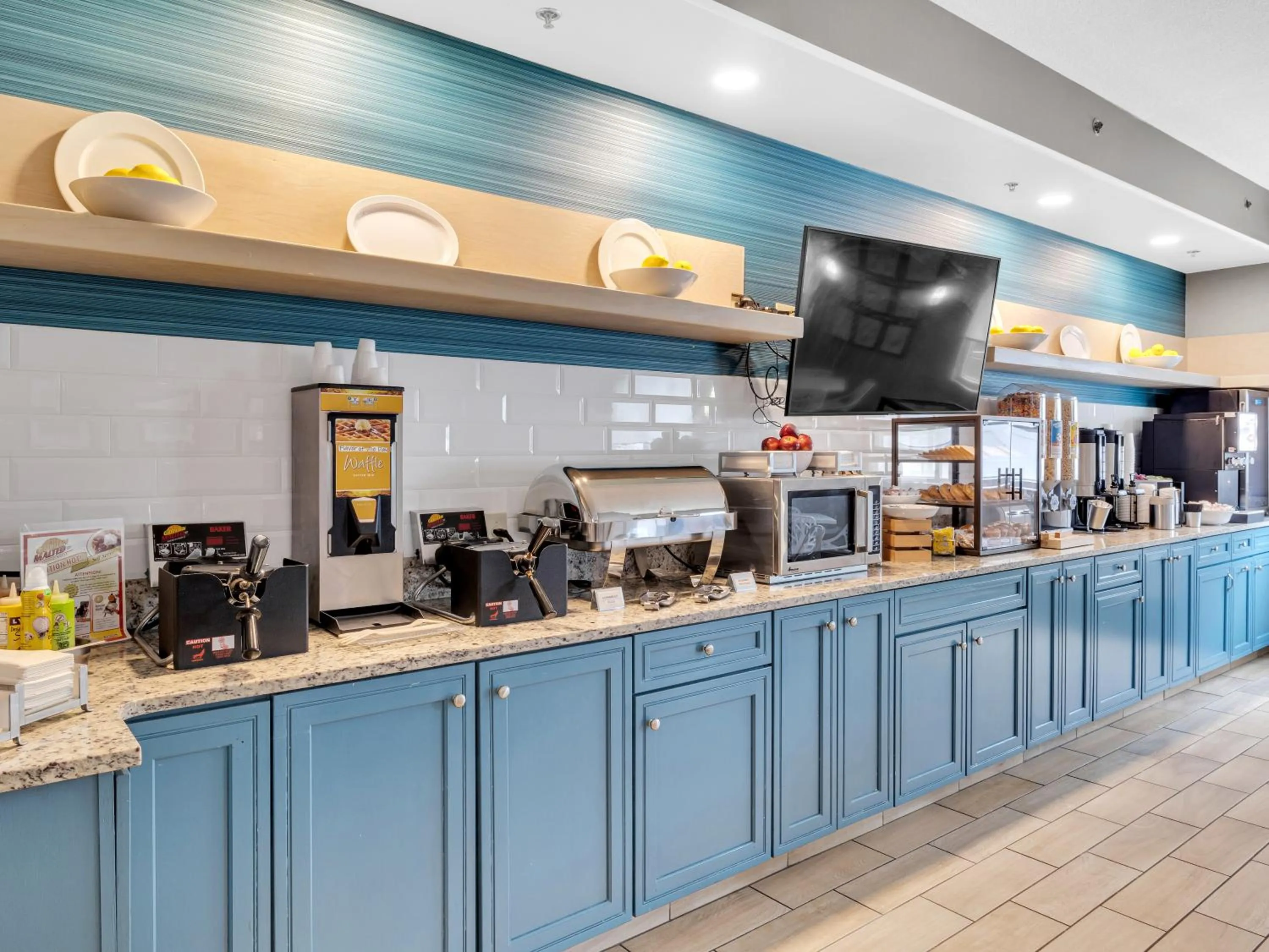 Breakfast in Country Inn & Suites by Radisson Rehoboth Beach - Dewey