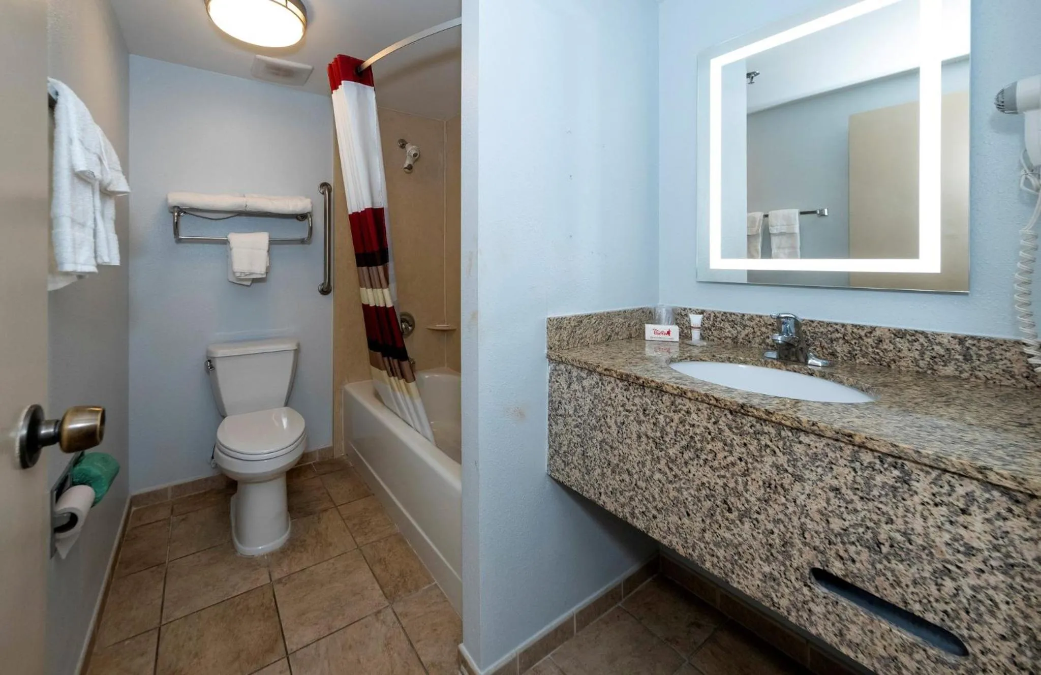 Bathroom in Red Roof Inn & Suites Wilmington – New Castle